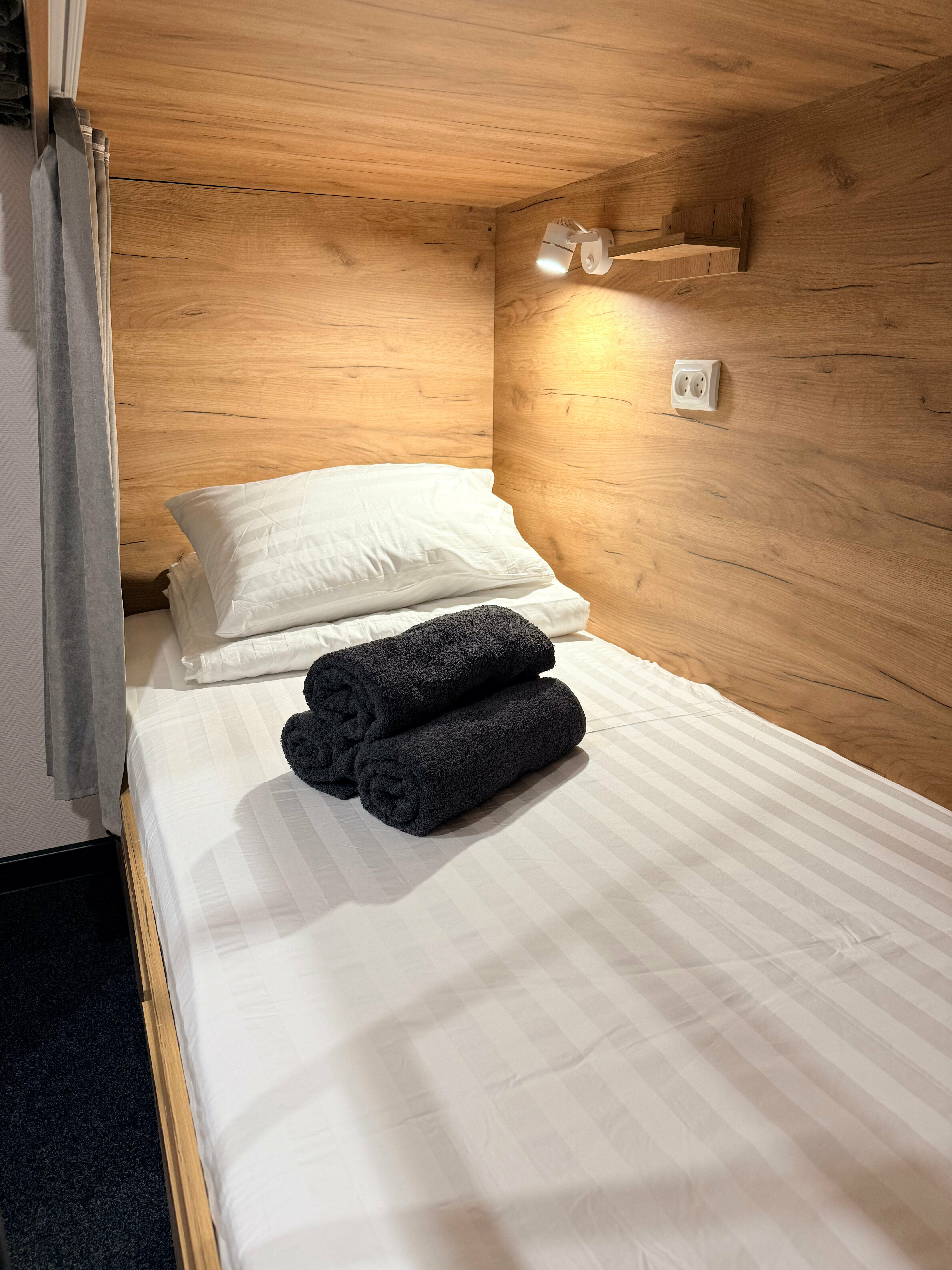 Спальное место на двухъярусной кровати в общем номере для женщин