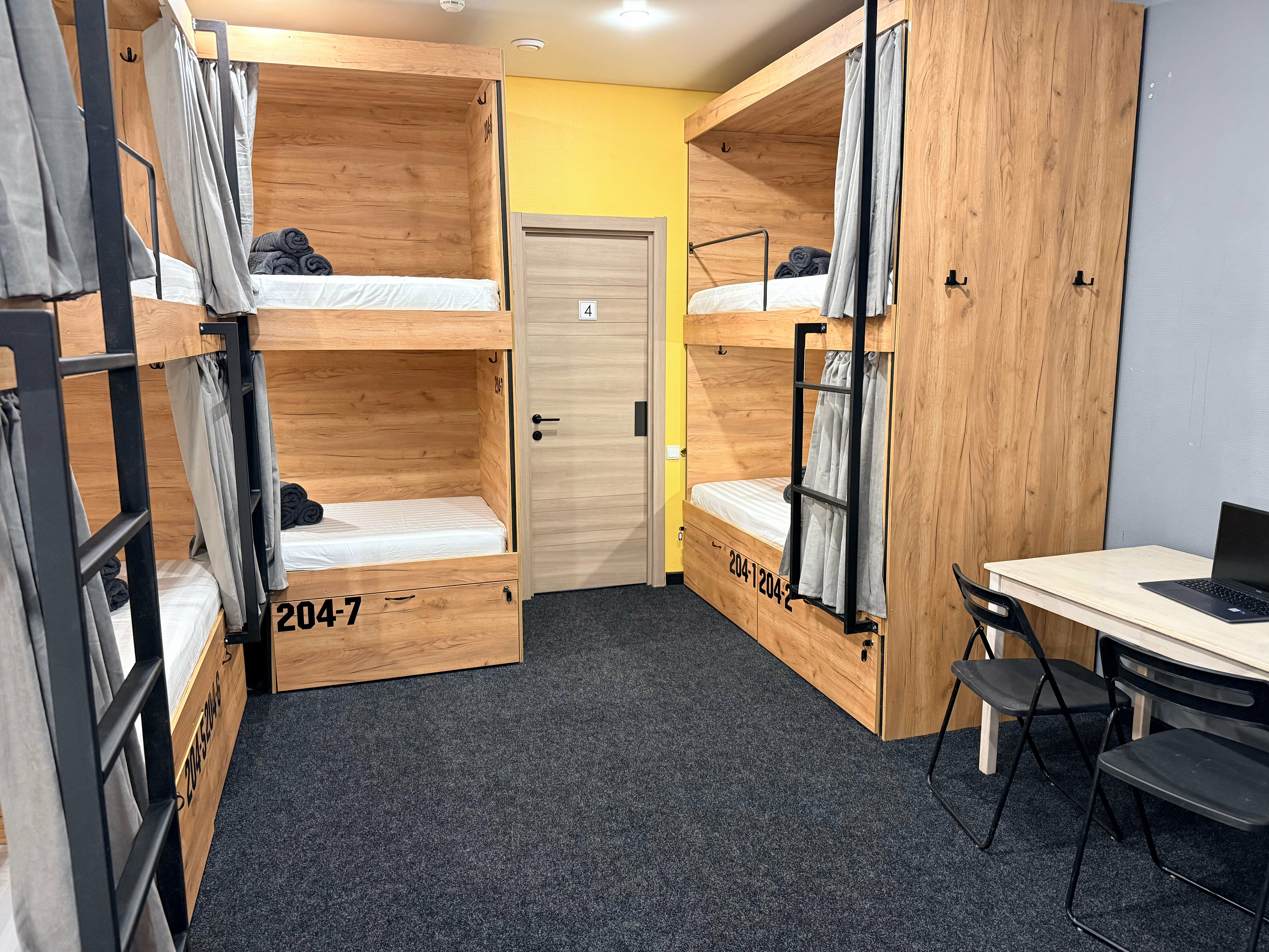 Спальное место на двухъярусной кровати в общем номере для женщин