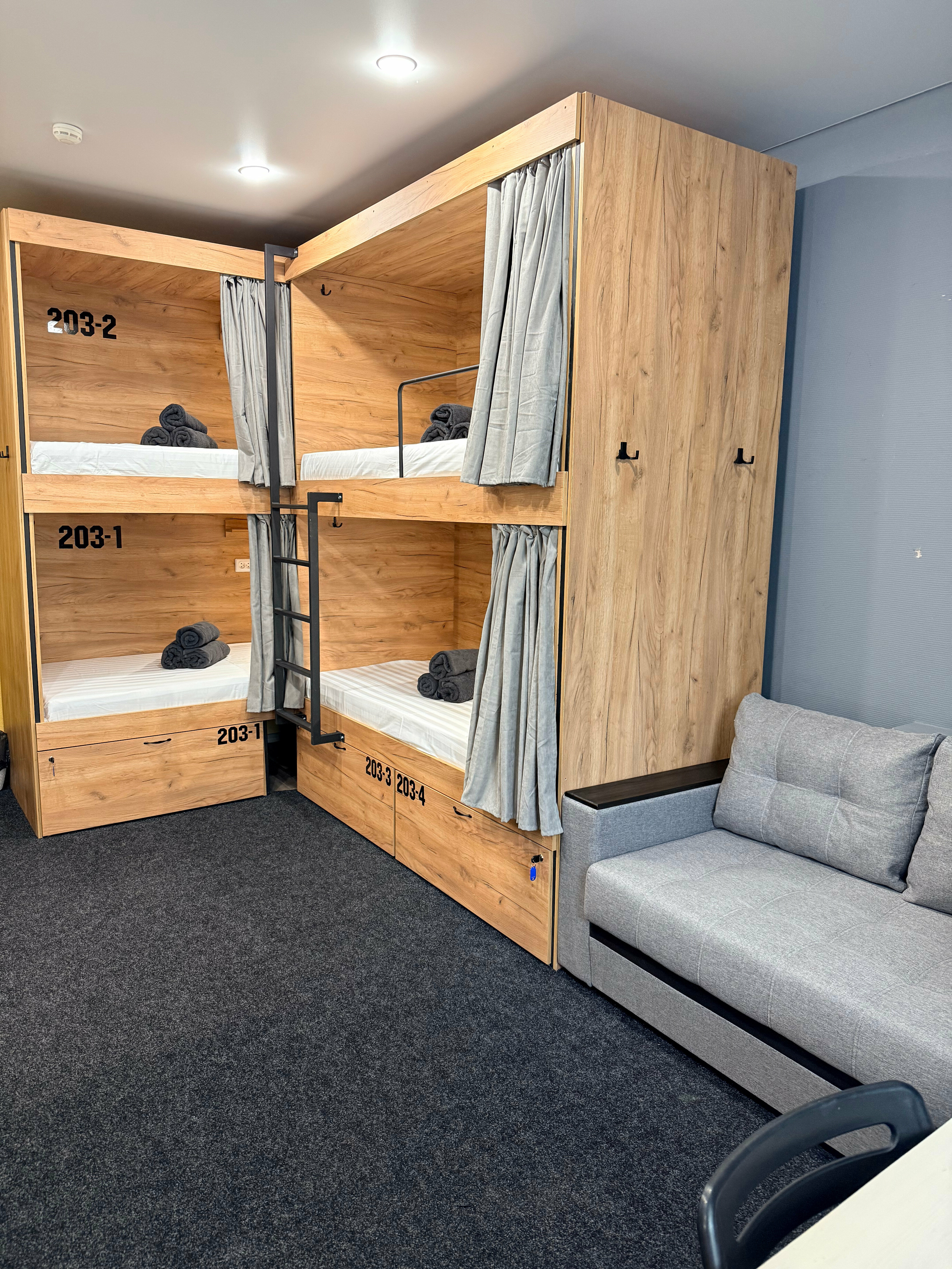 Кровать в общем номере для мужчин