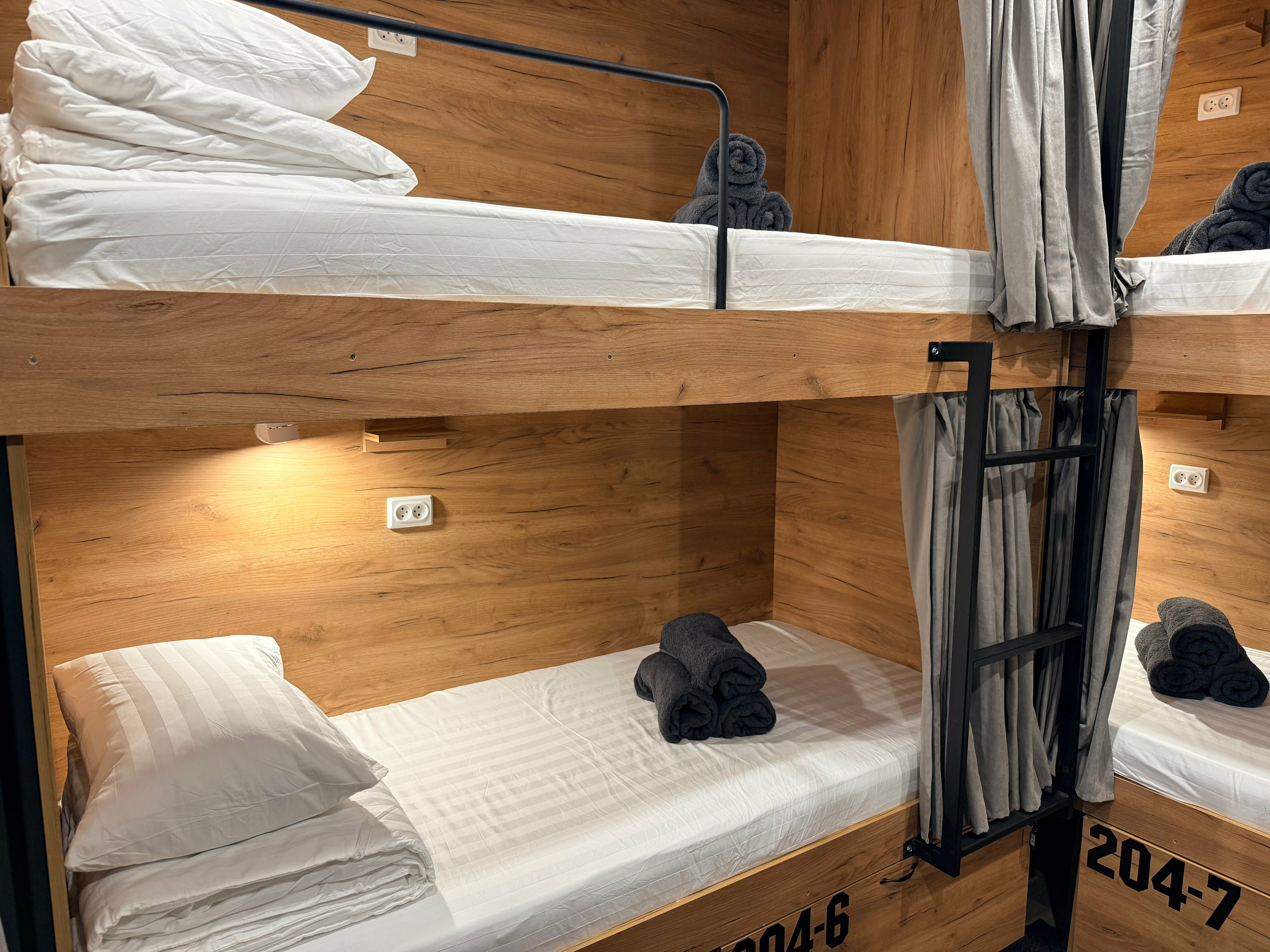 Кровать в общем 6-местном номере для мужчин и женщин