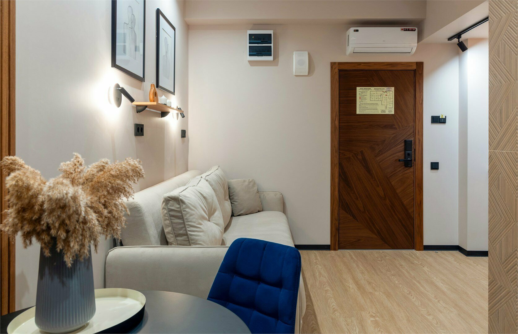 Андеграунд апартамент с диваном