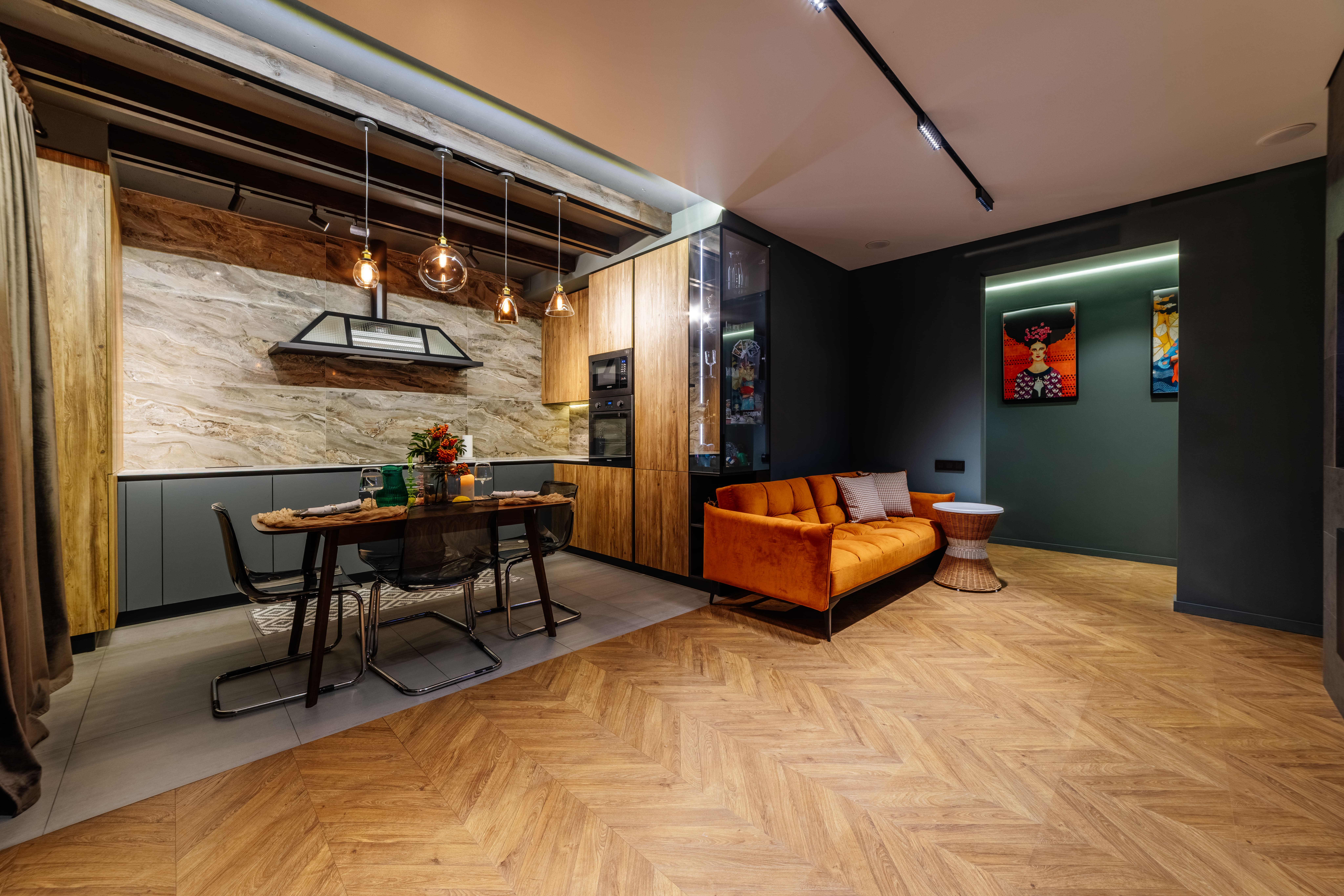 Депозит 5000р. Бронь на 2х чел. вкл. только  кровать.Если 2м гостям надо два раздельных спальных места,доплата 1000 р.3 гостя- вкл. кровать и диван(2 двуспал.одеяла).Доп.одеял нет.