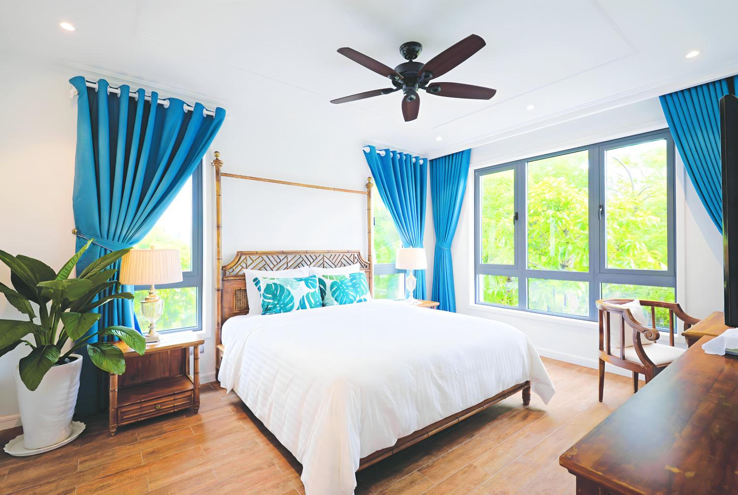  Three-Bedroom Villa with Garden View