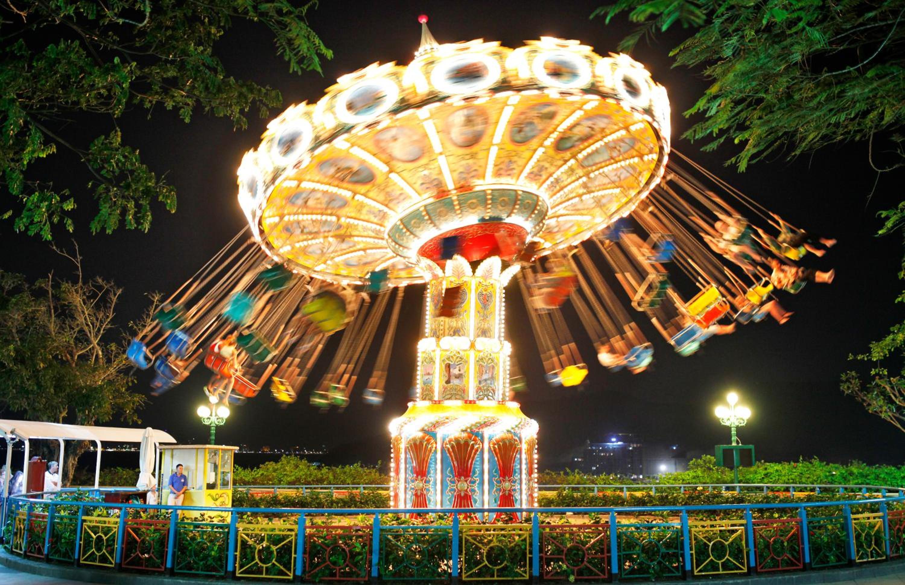 Grand Deluxe Ocean View Twin Bed - VinWonders Park Access