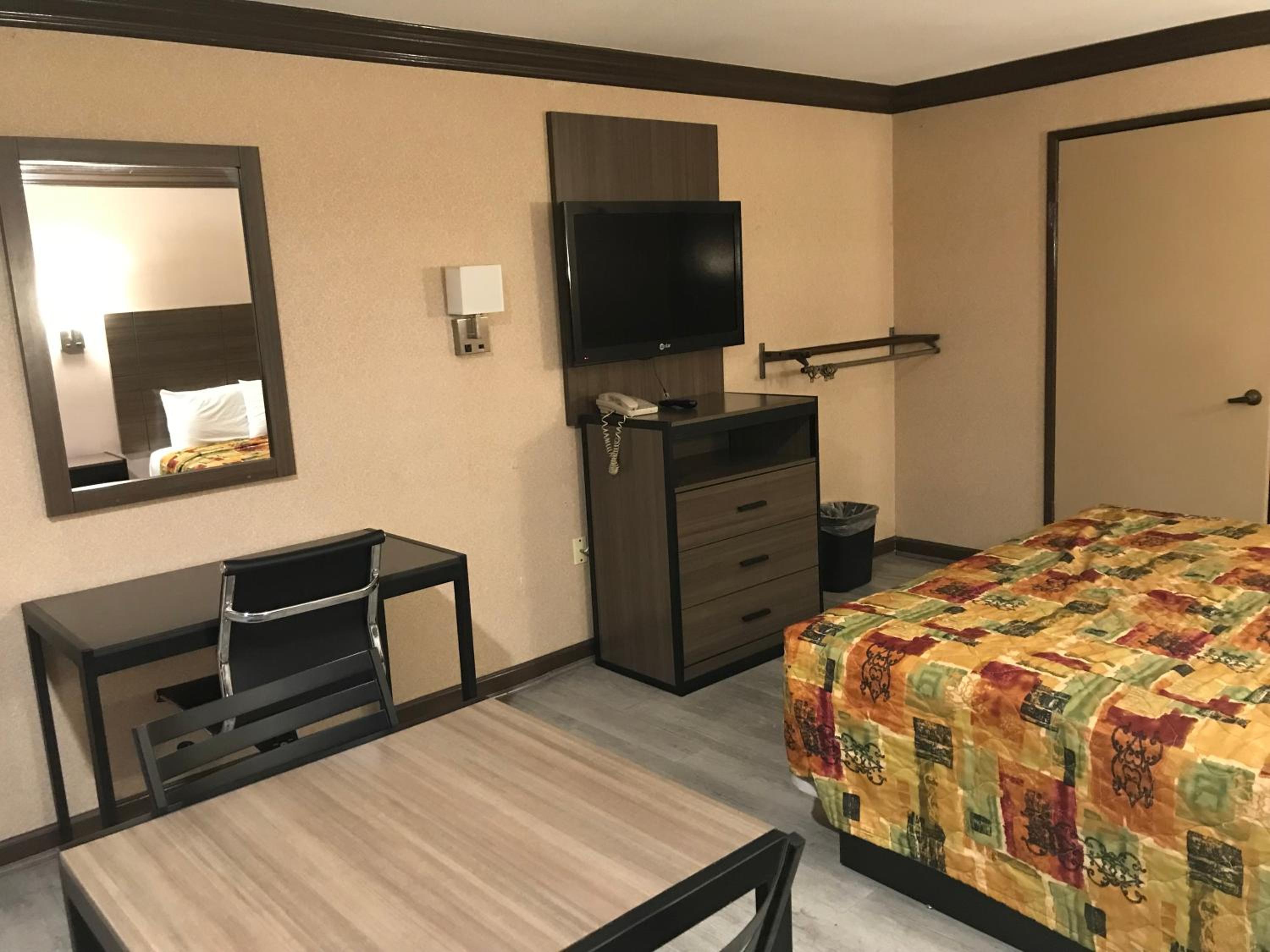 King Room with Roll-In Shower - Disability Access