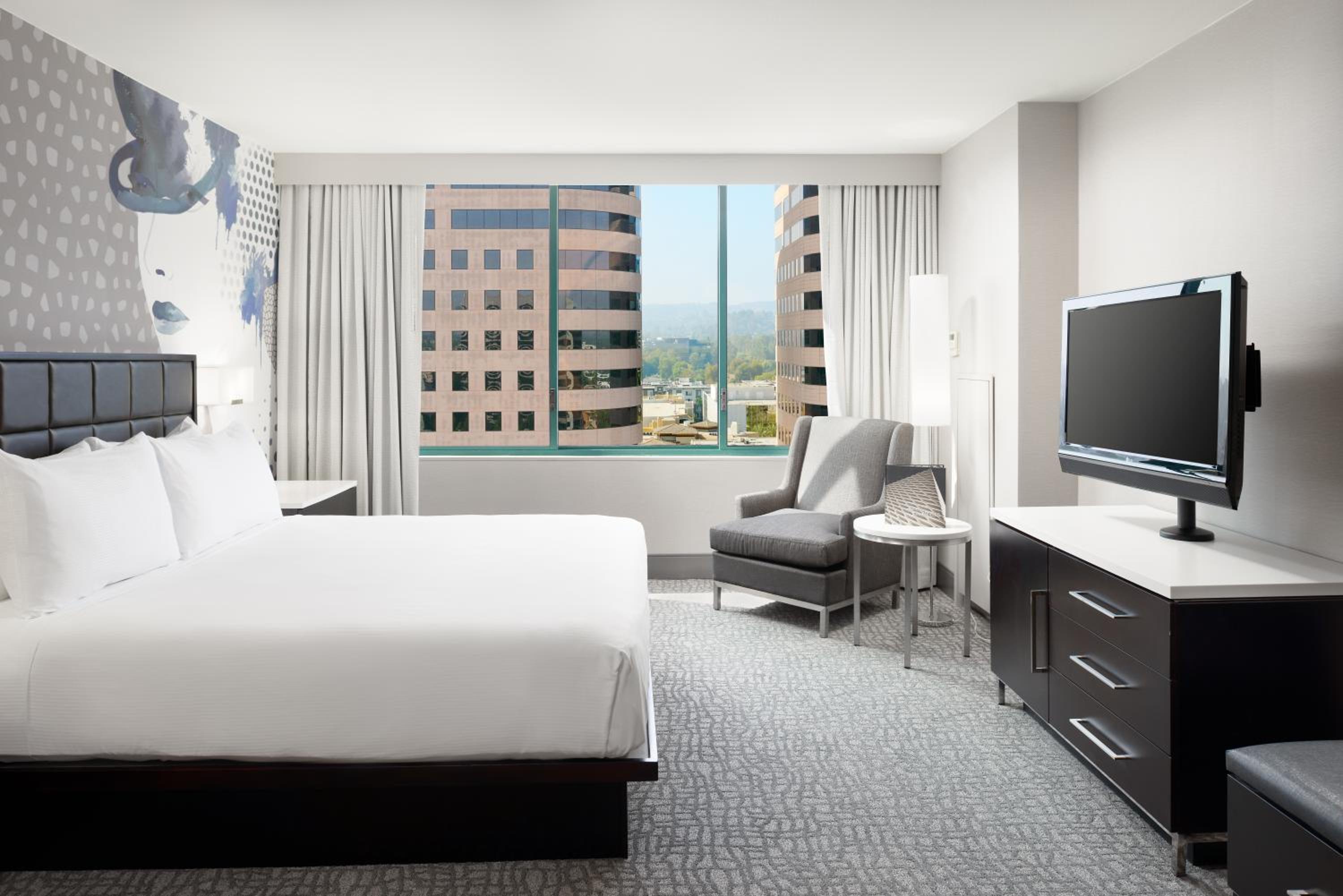 Premier Corner King Suite with City View