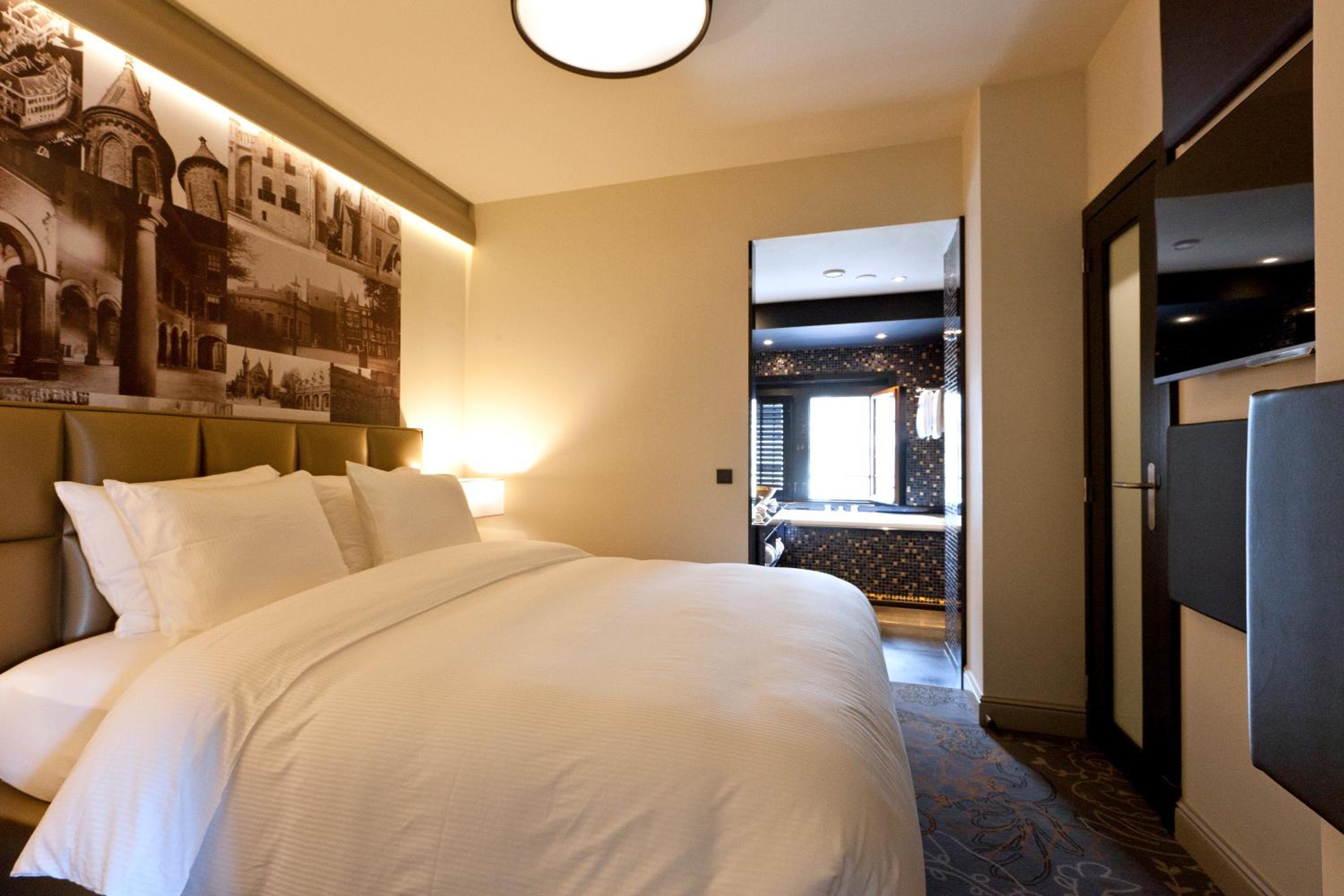 Deluxe Suite With Ensuite Bathroom