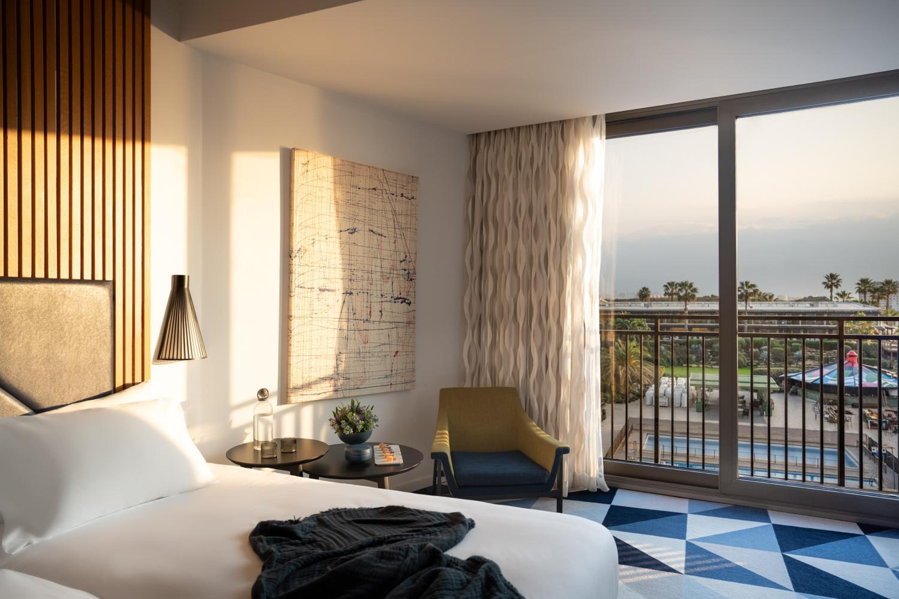 Deluxe Pool View Room