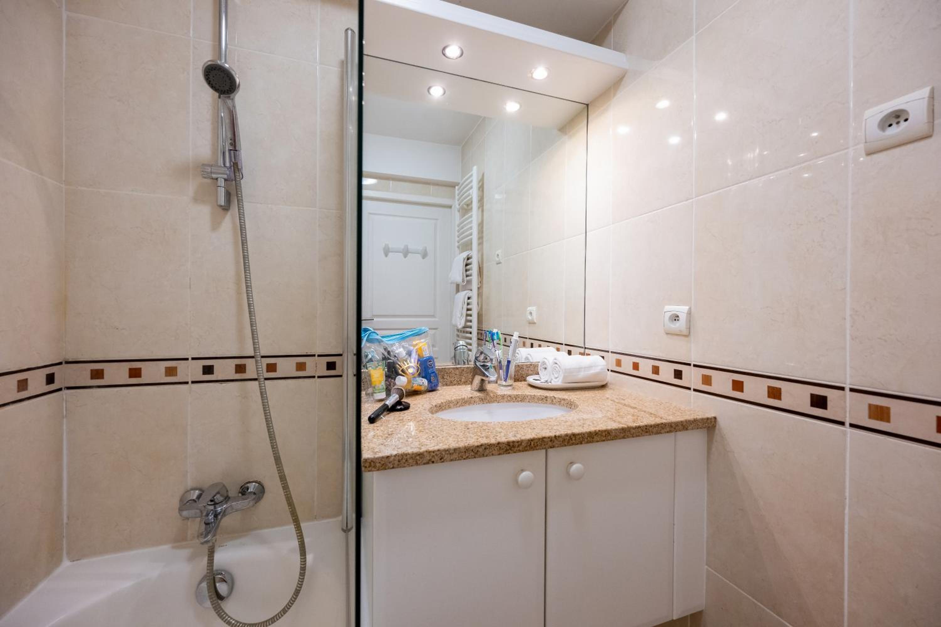 One-Bedroom Apartment (4 Adults)