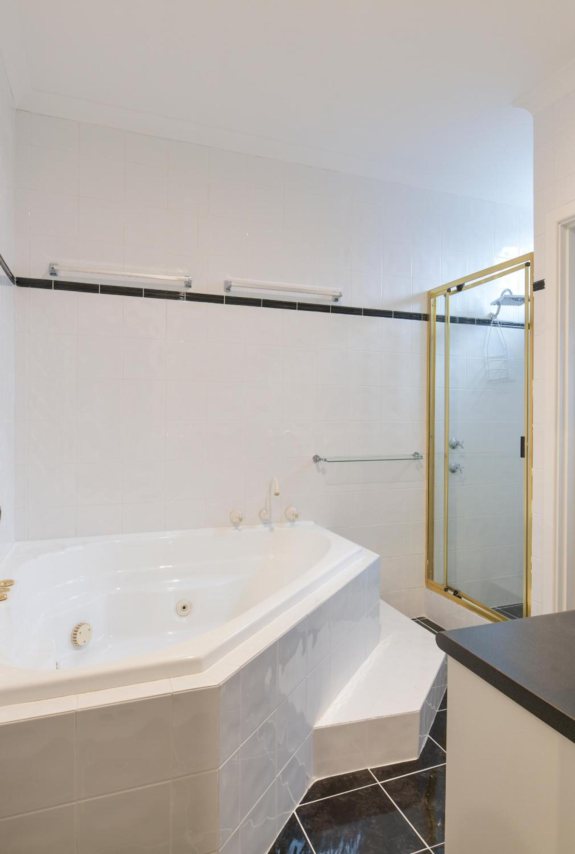 Deluxe Suite with Spa Bath