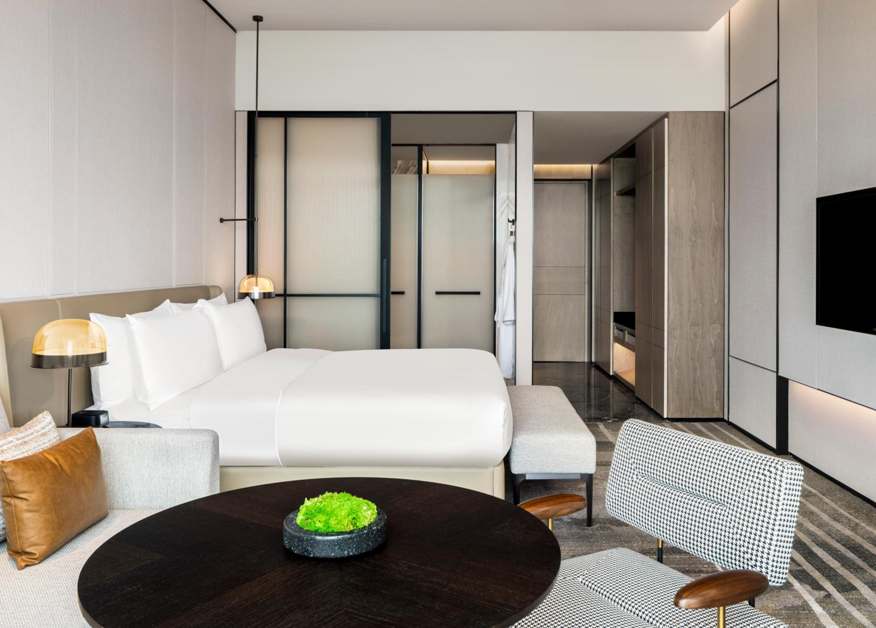 Deluxe King Room with City View