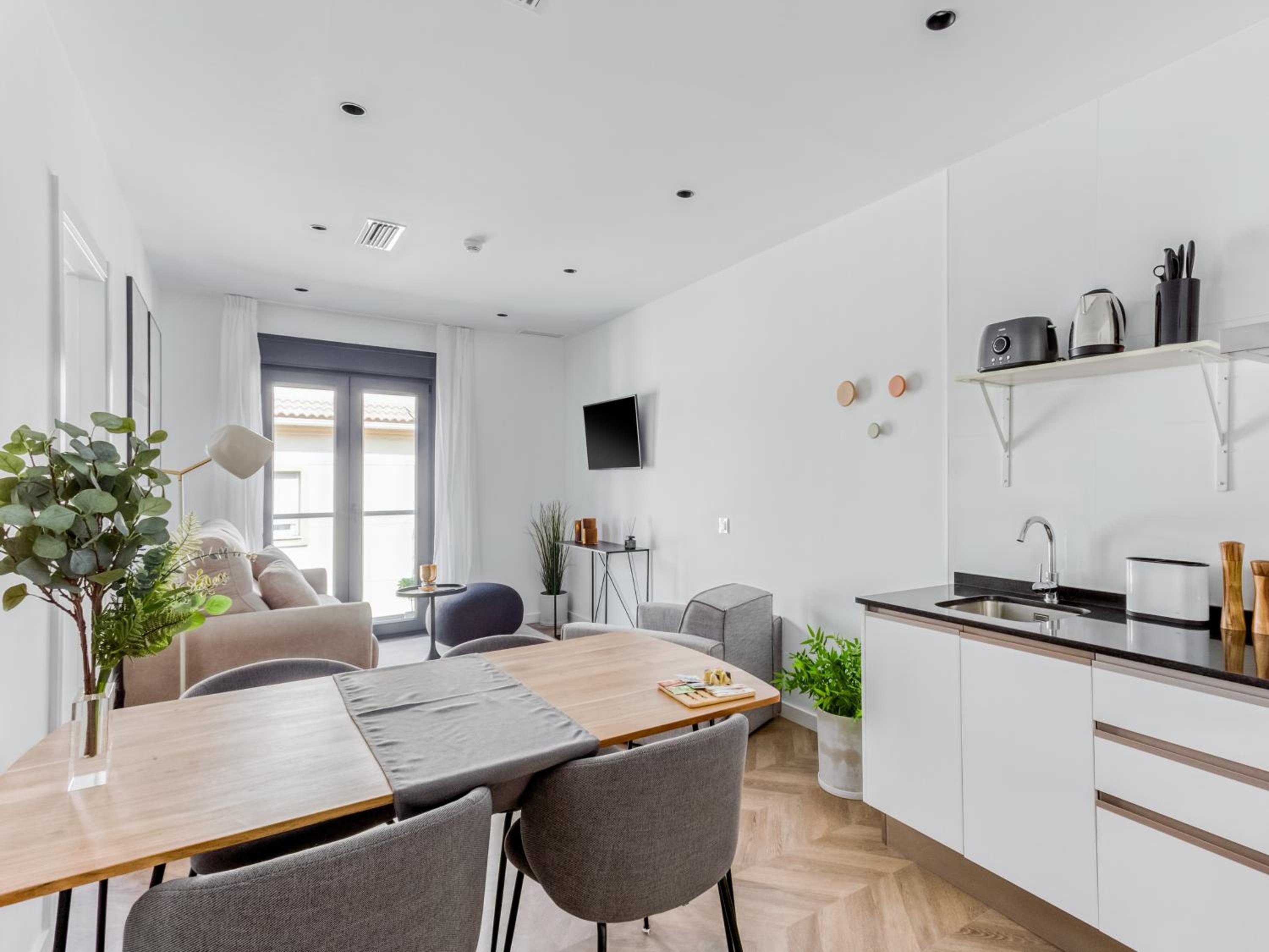 One-Bedroom Apartment L