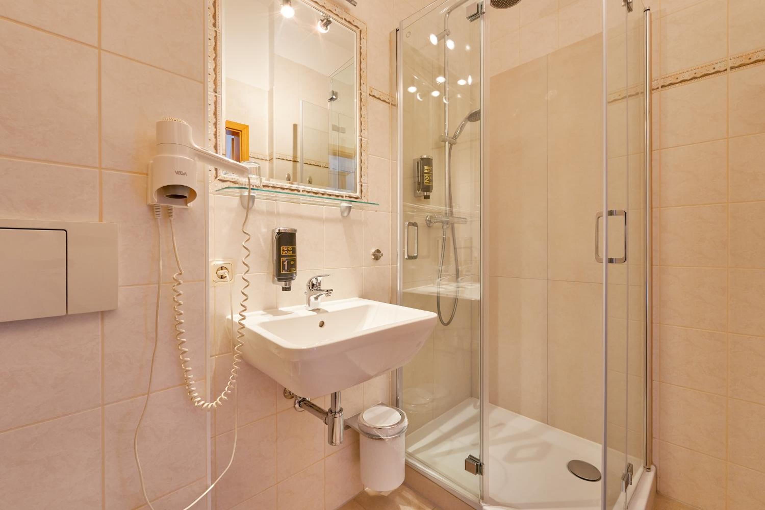 Family Room (3 people)