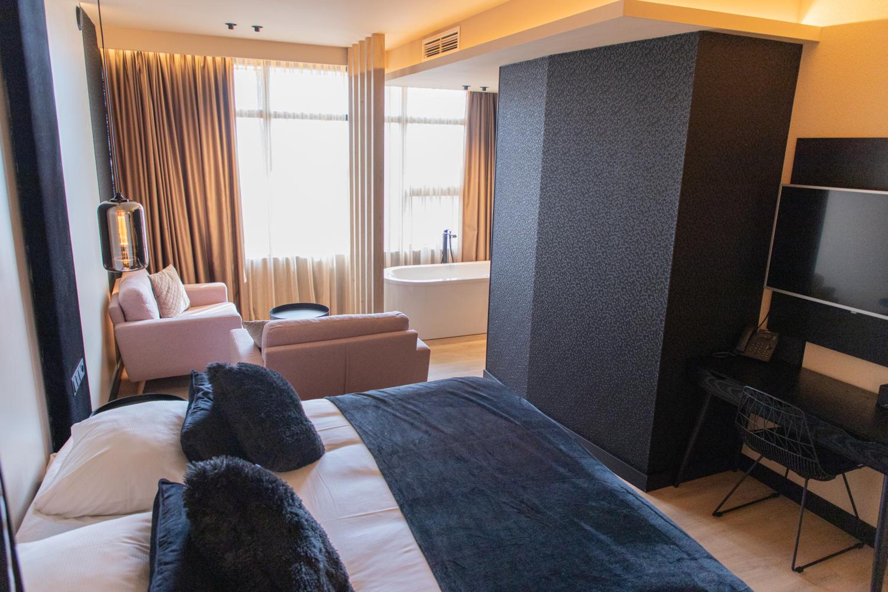 Comfort Room With Bathtub