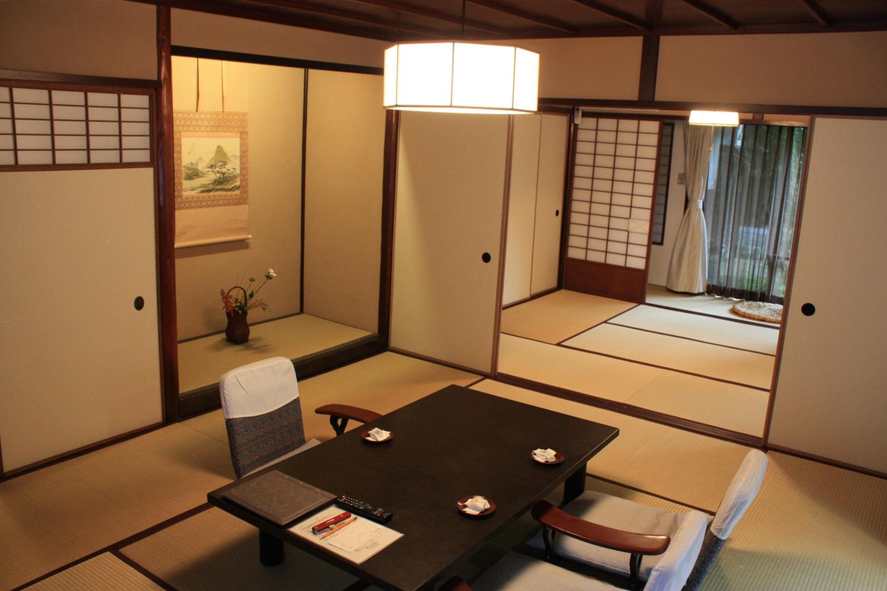 Japanese-Style Deluxe Corner Twin Room with Private Toilet and Garden View
