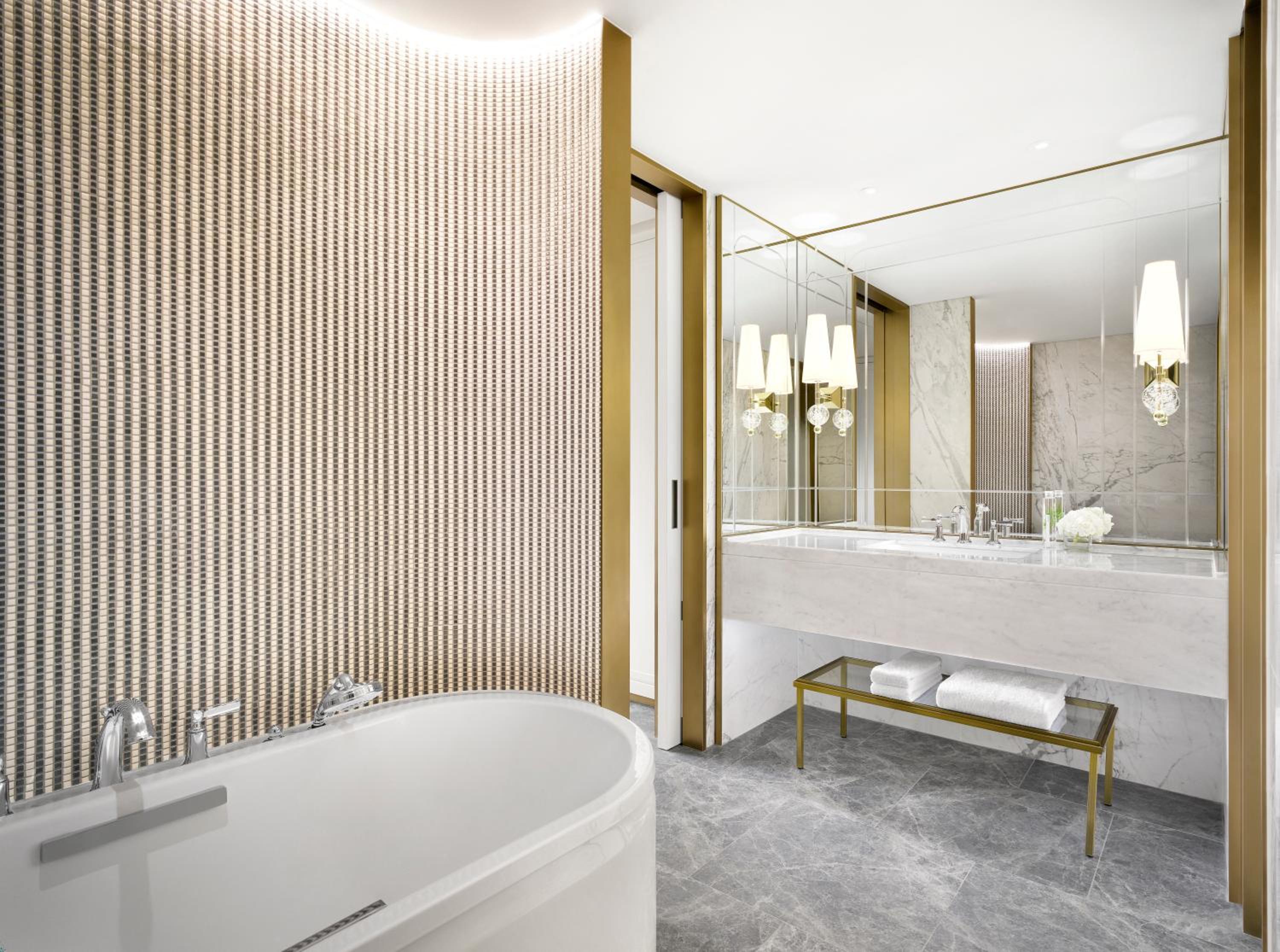 Prestige Suite with Club Millésime Access, 1 King Size Bed, Lake View