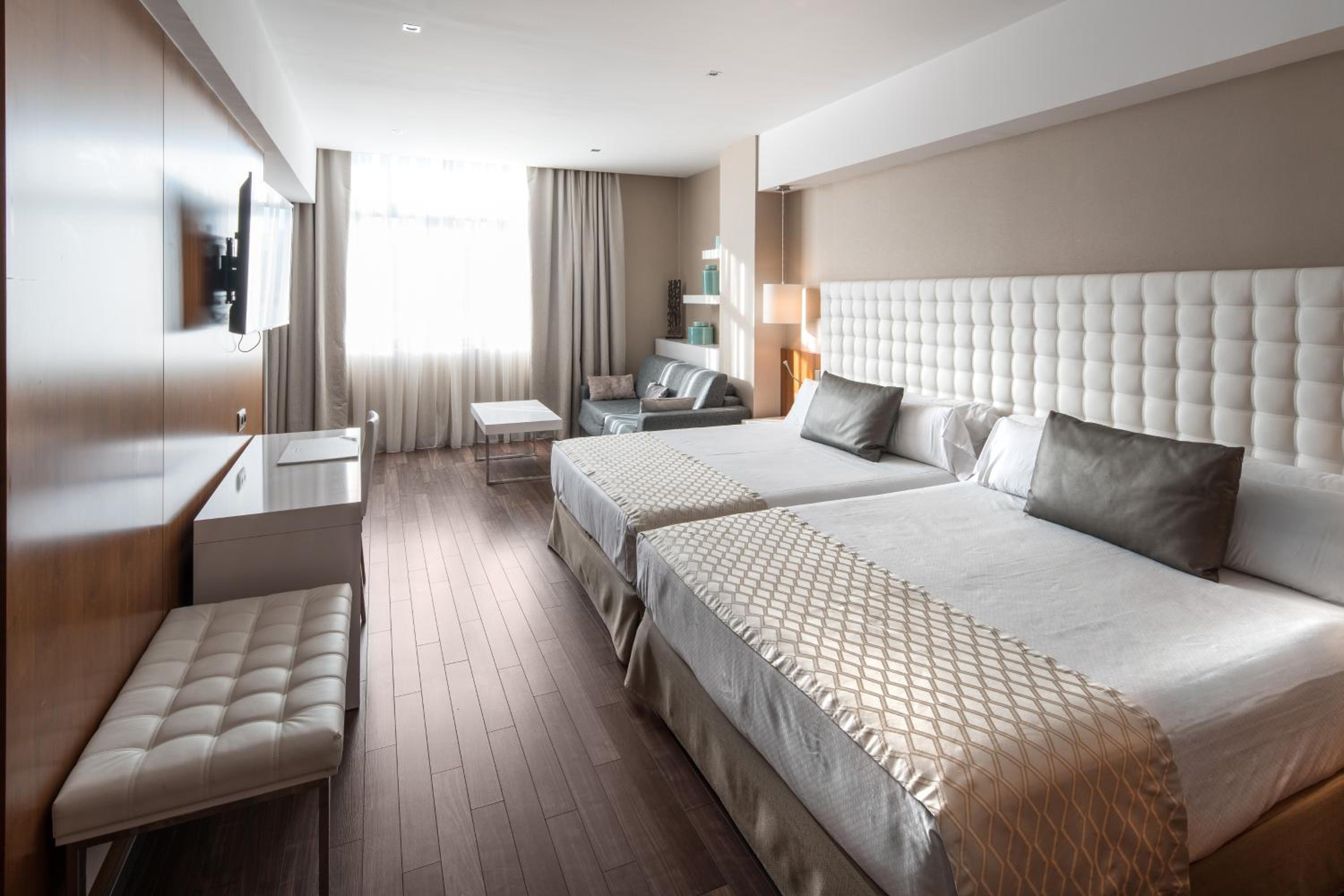 Family Room (2 Adults + 3 Children)