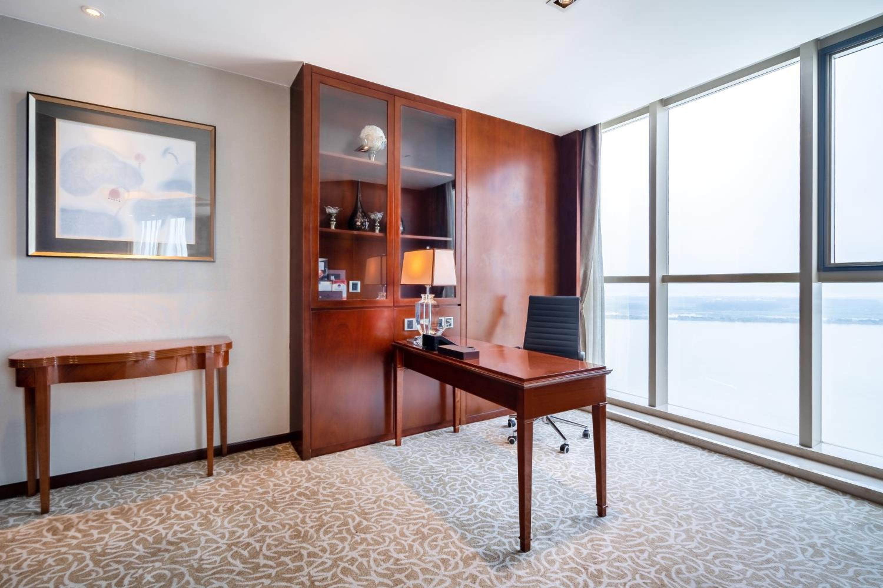 One-Bedroom King Suite with River View - Living and Dinning Area