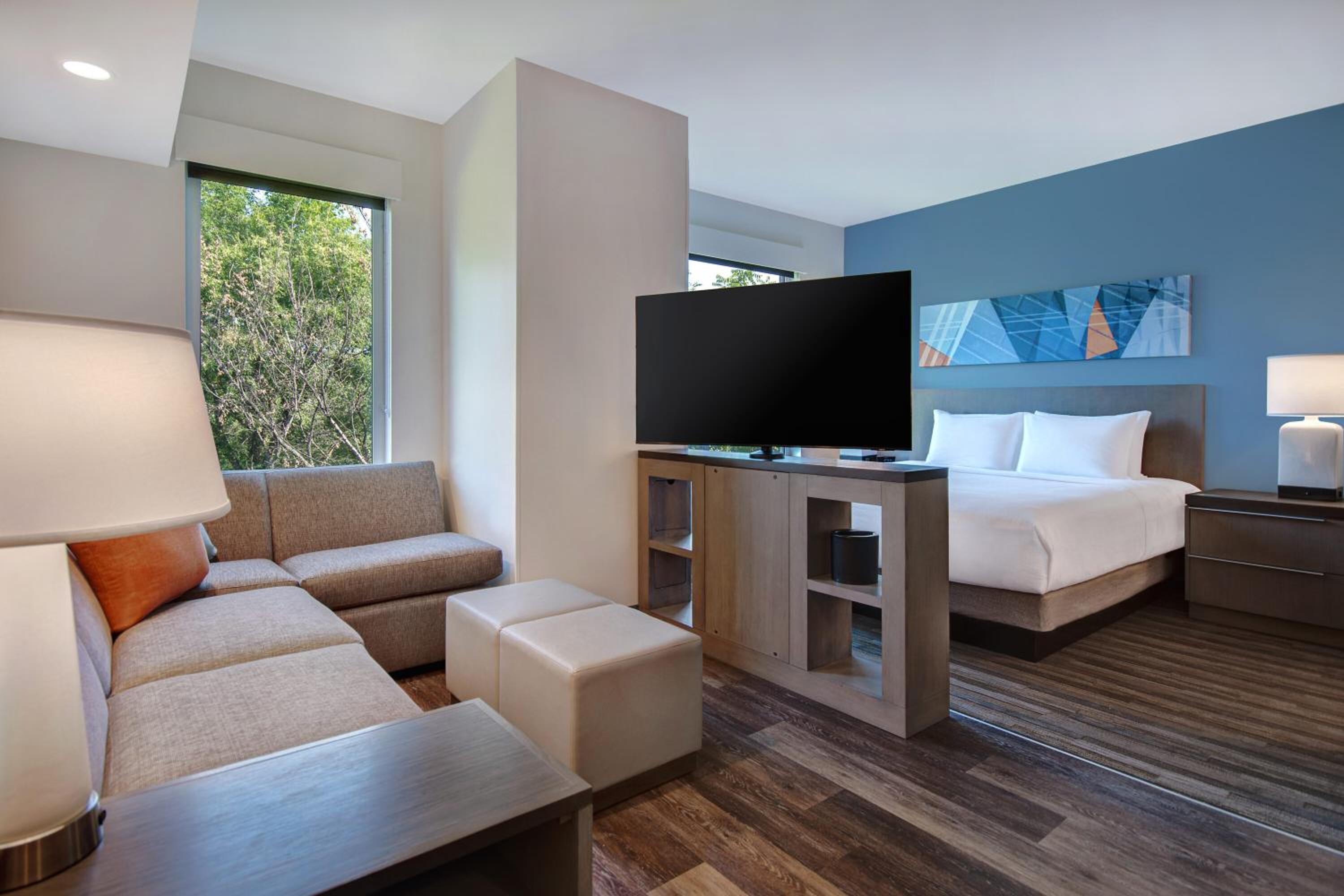 King Studio Suite with Kitchen and Roll-In Shower - Disability Access