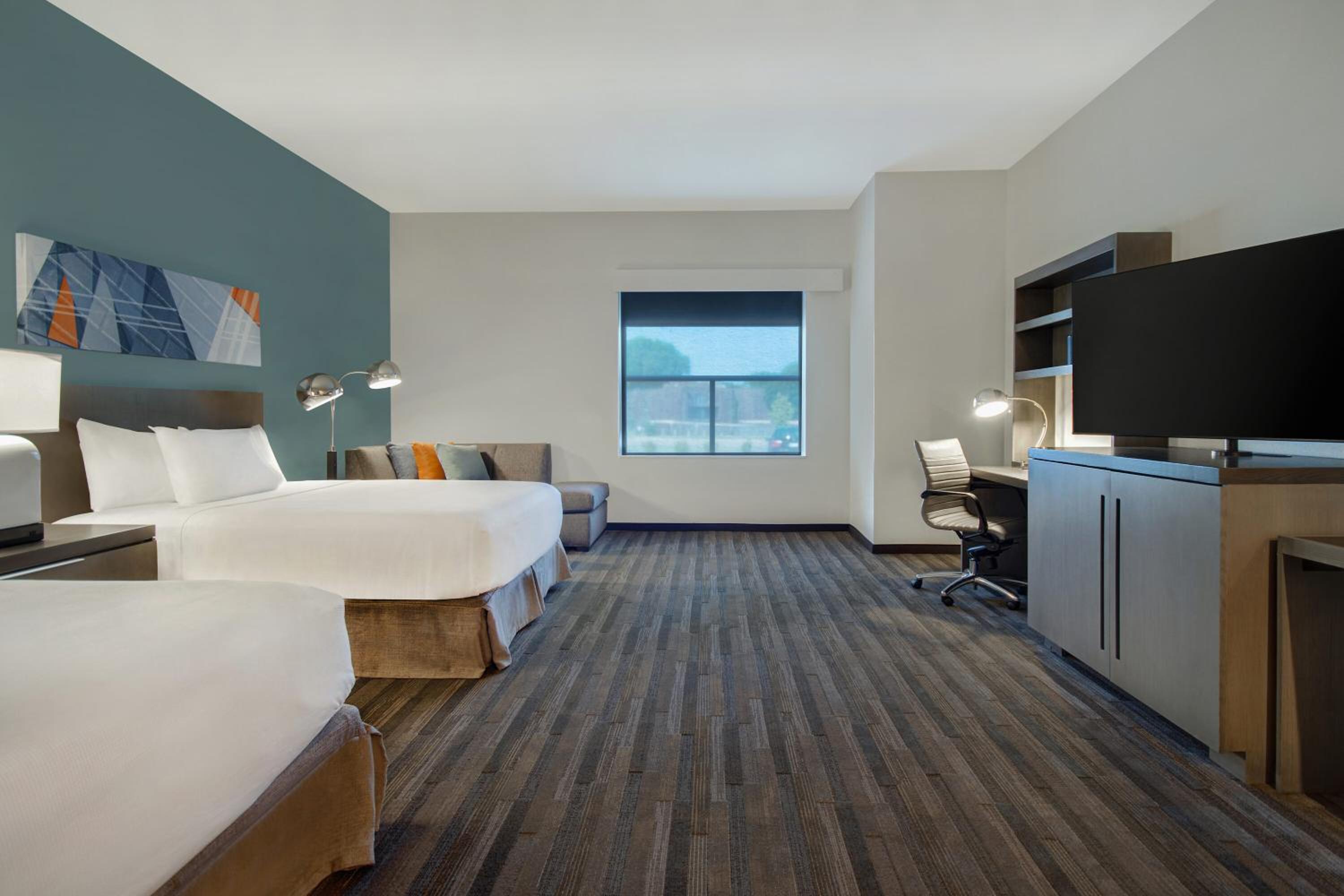 Den Guestroom with Two Queen Beds