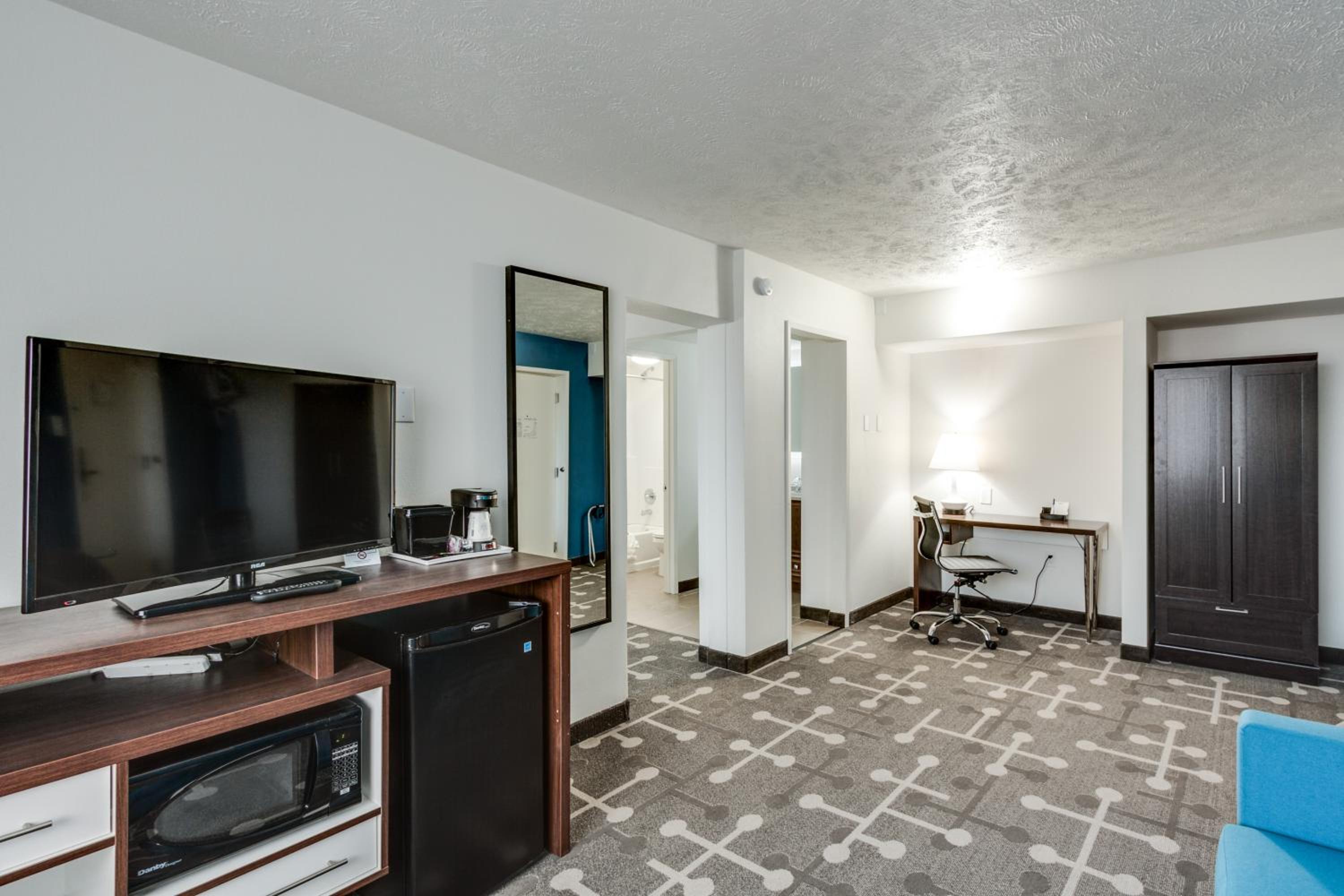 King Suite - Mobility Access/Non-Smoking