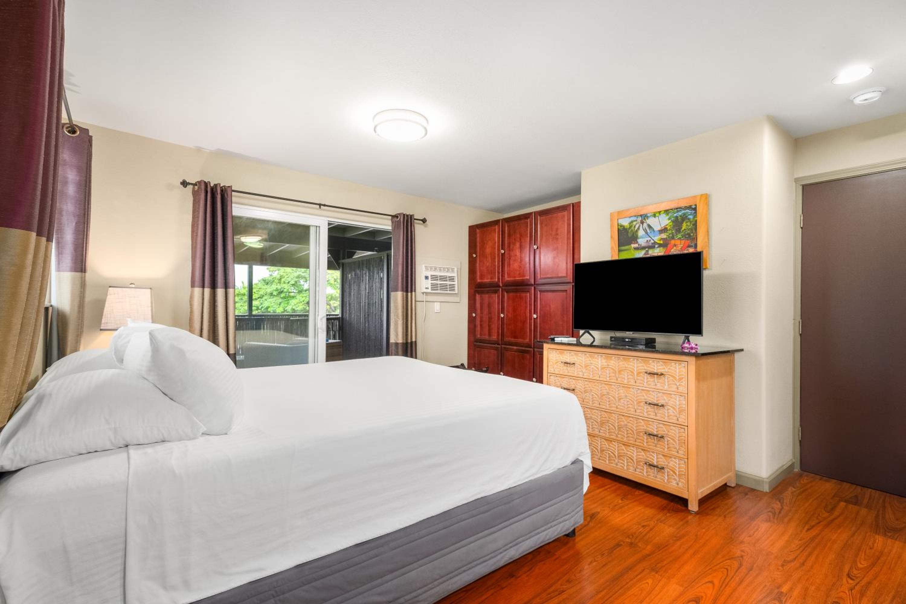One-Bedroom Suite with Bay View
