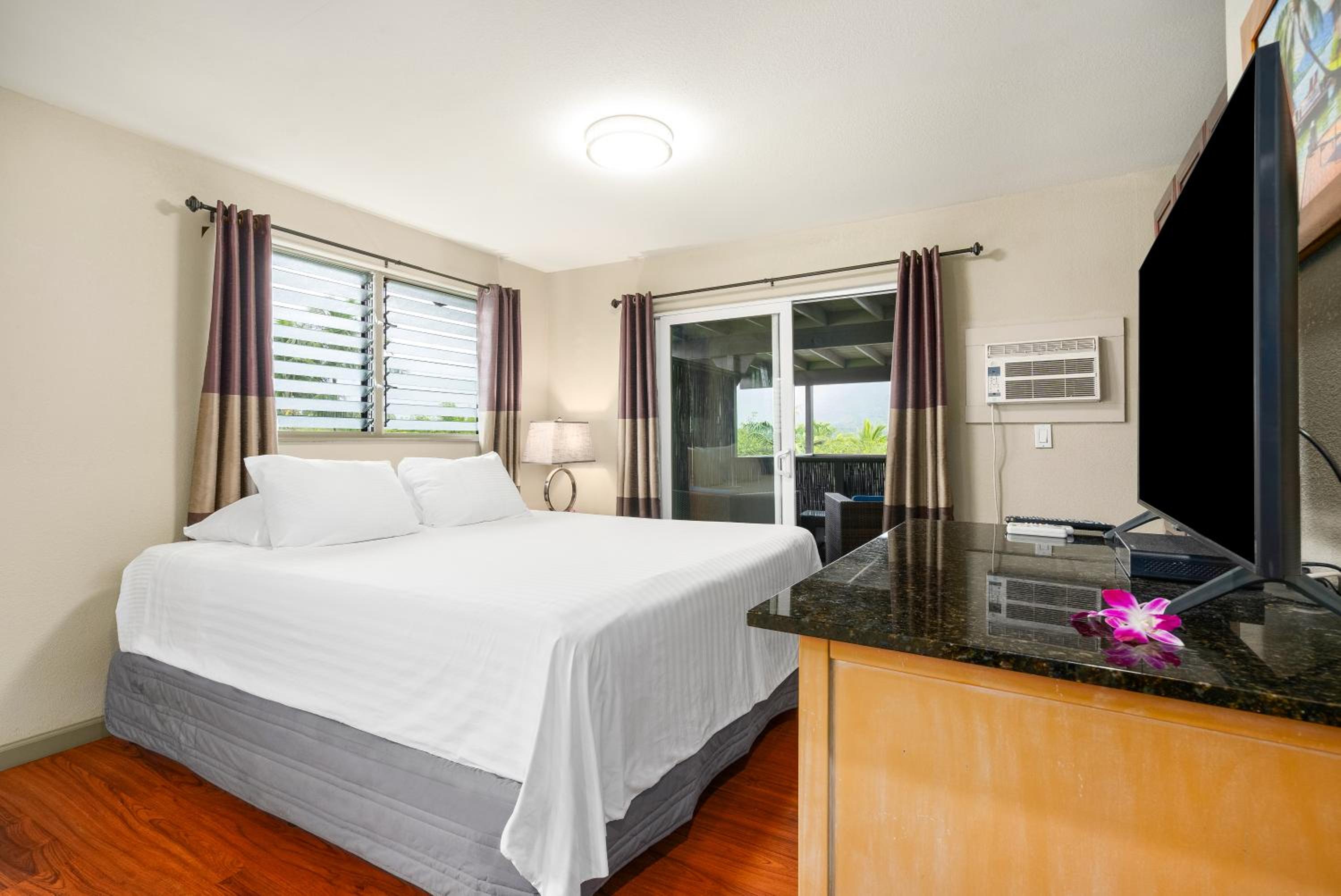One-Bedroom Suite with Bay View