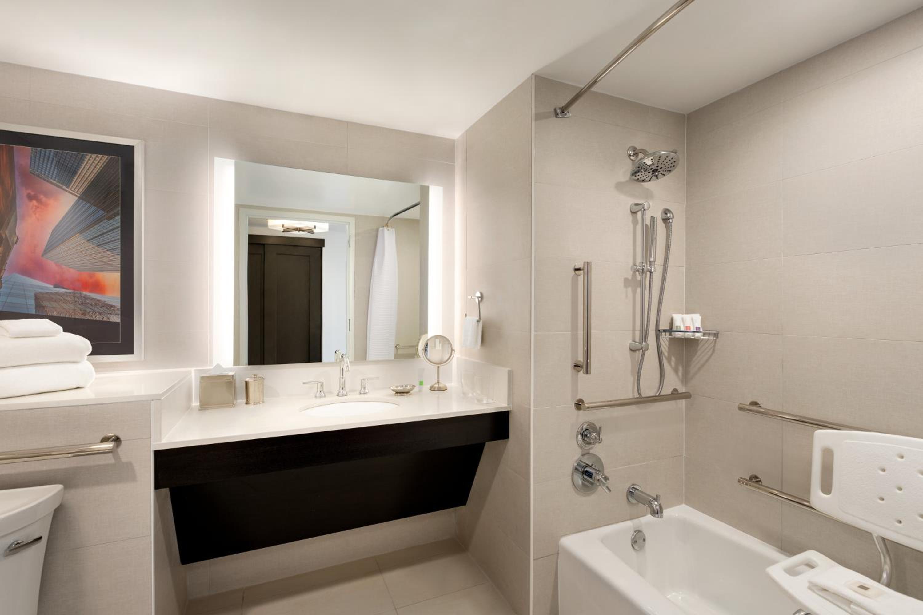 Classic King Room - Bath Tub/Disability Access