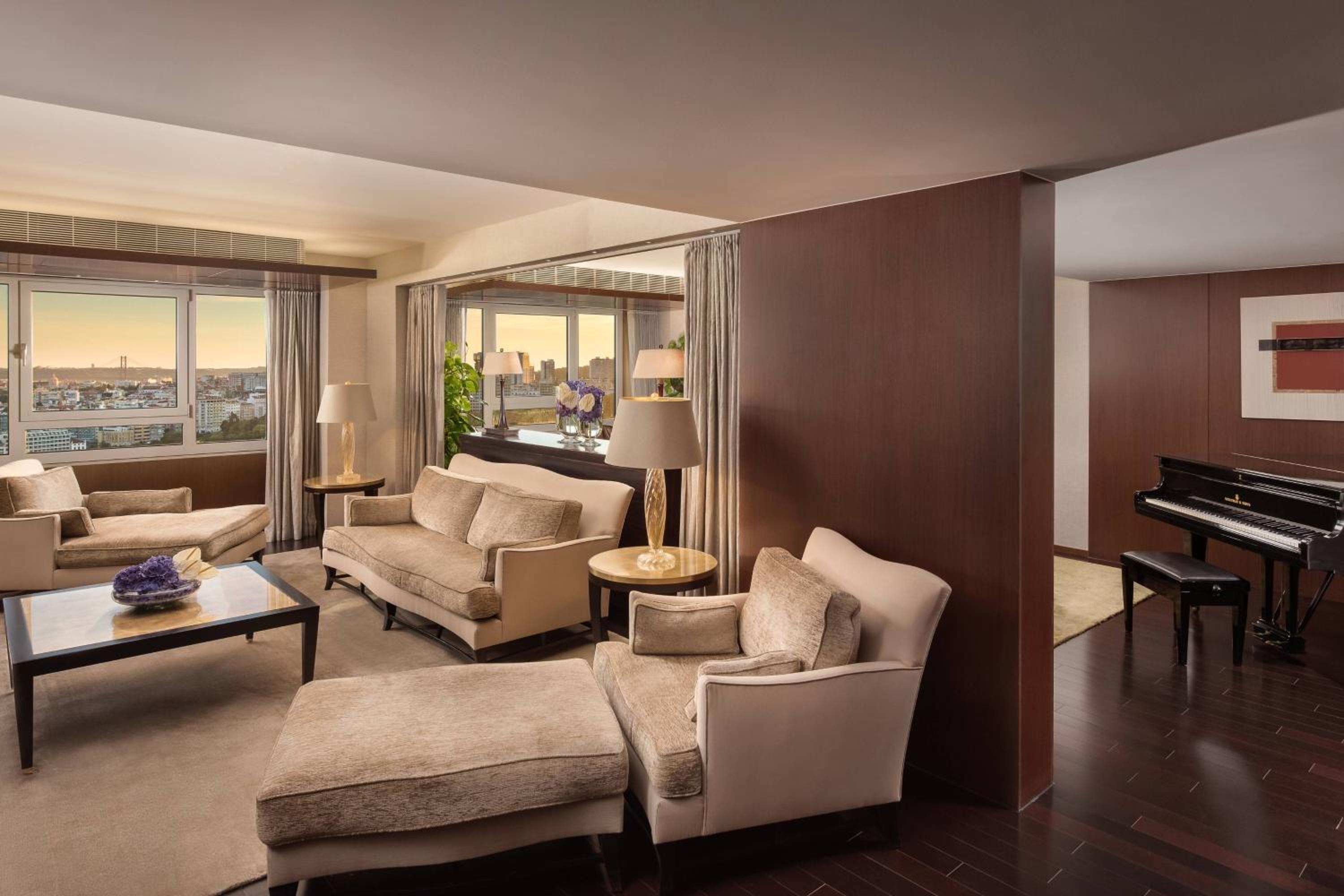 Presidential Suite, Club lounge access, 1 King, Skyline view