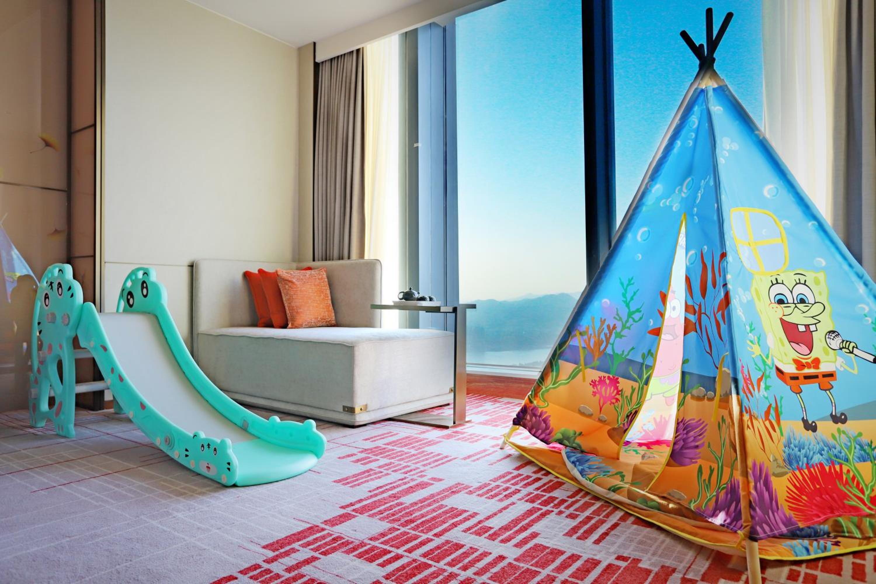 Family Room with River View - High Floor