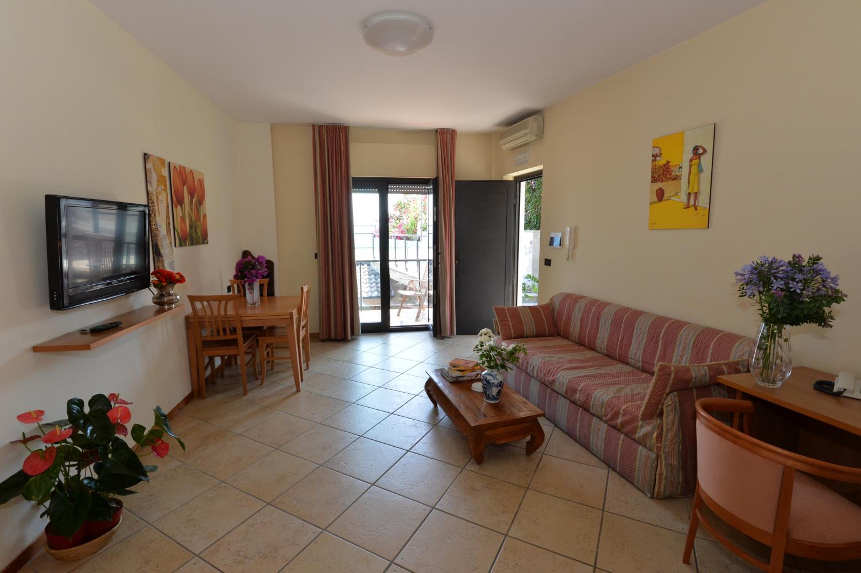 One-Bedroom Apartment with Sofa Bed