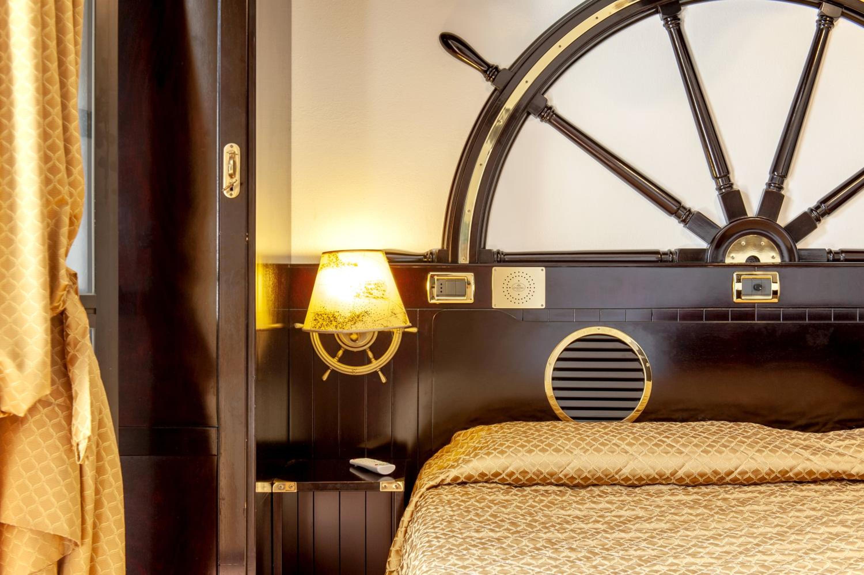 Double Room with Balcony and Garden View