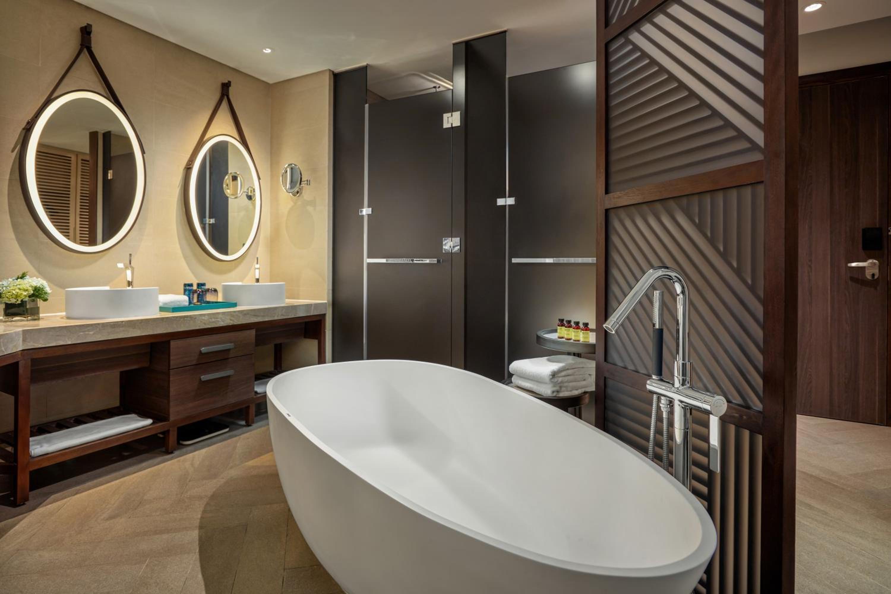 Deluxe King Room with Garden View