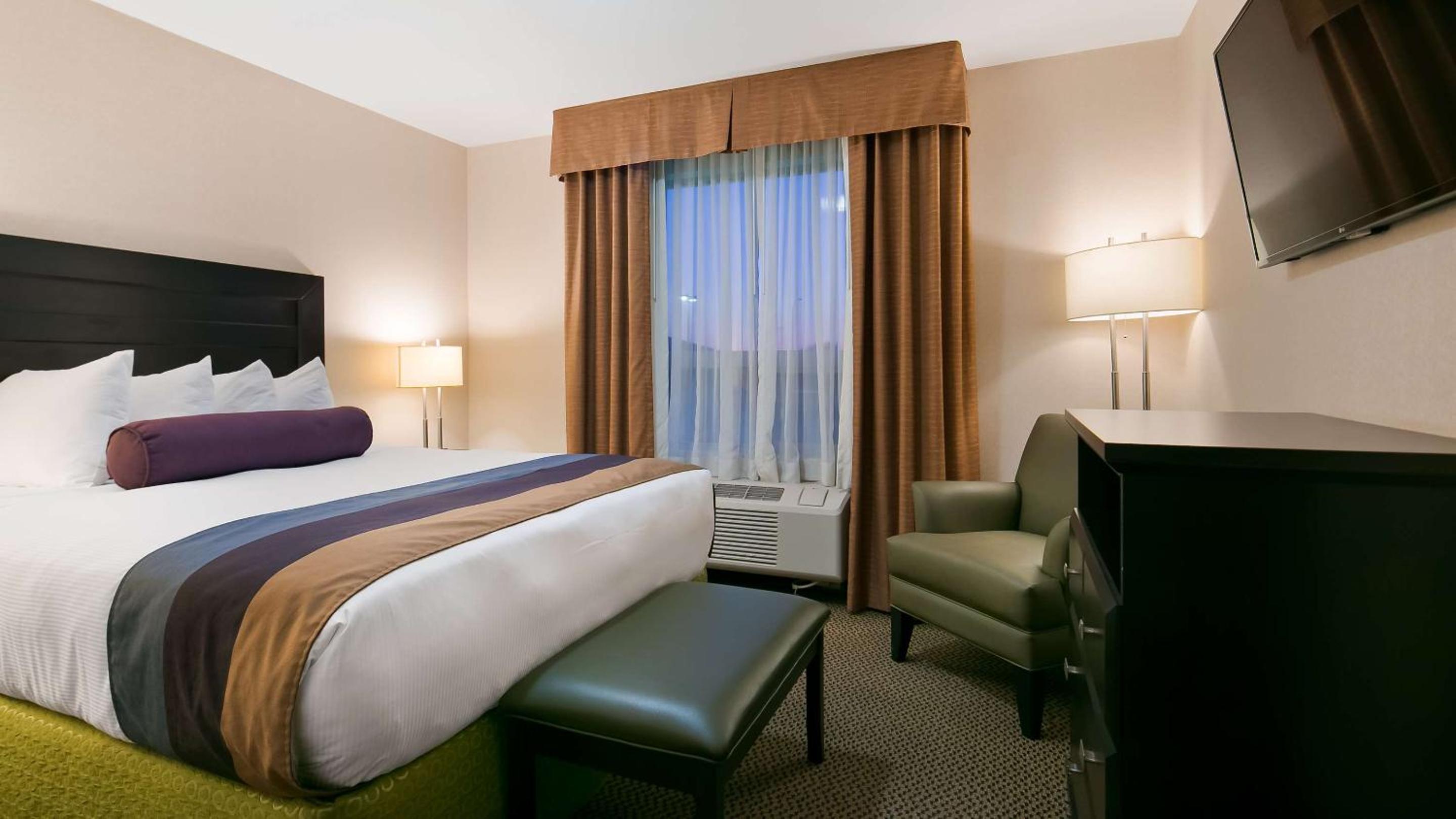 One-Bedroom Queen Suite with Sofa Bed - Non-Smoking