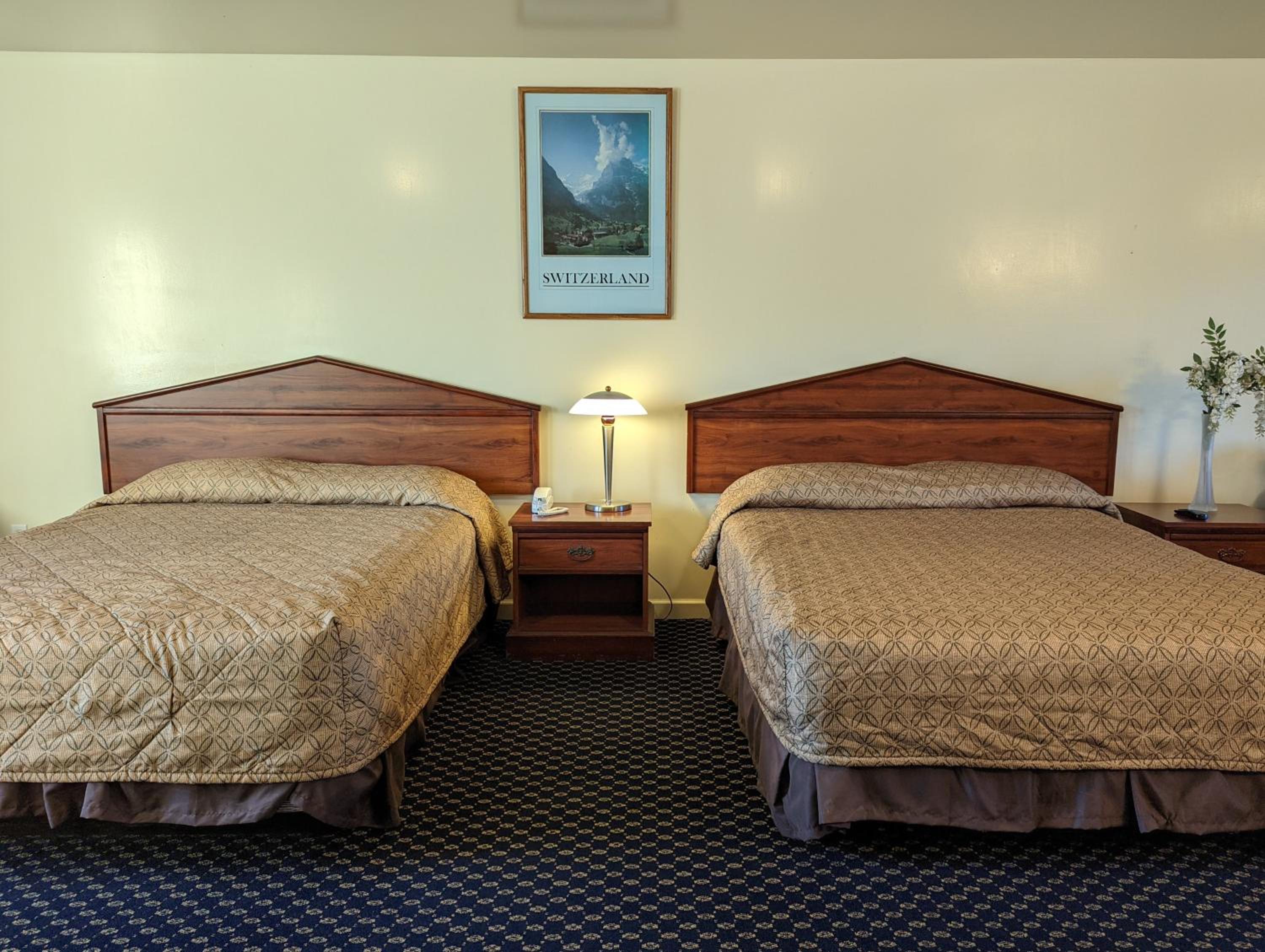 Large Room with 2 Queen Beds