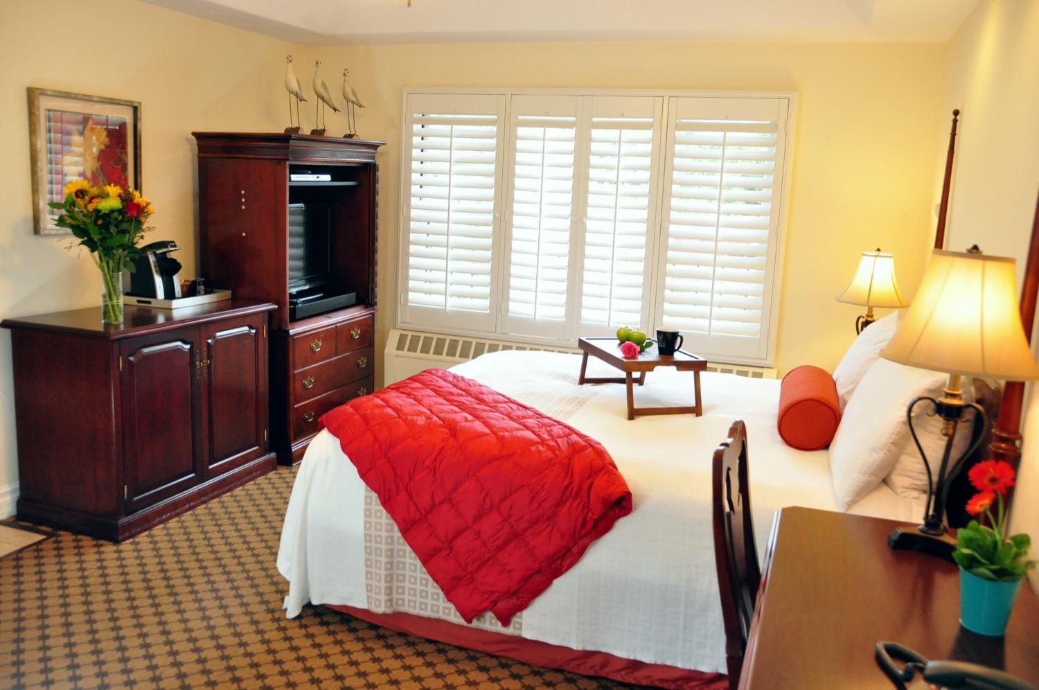 Deluxe King Room with Two Person Soaking Tub