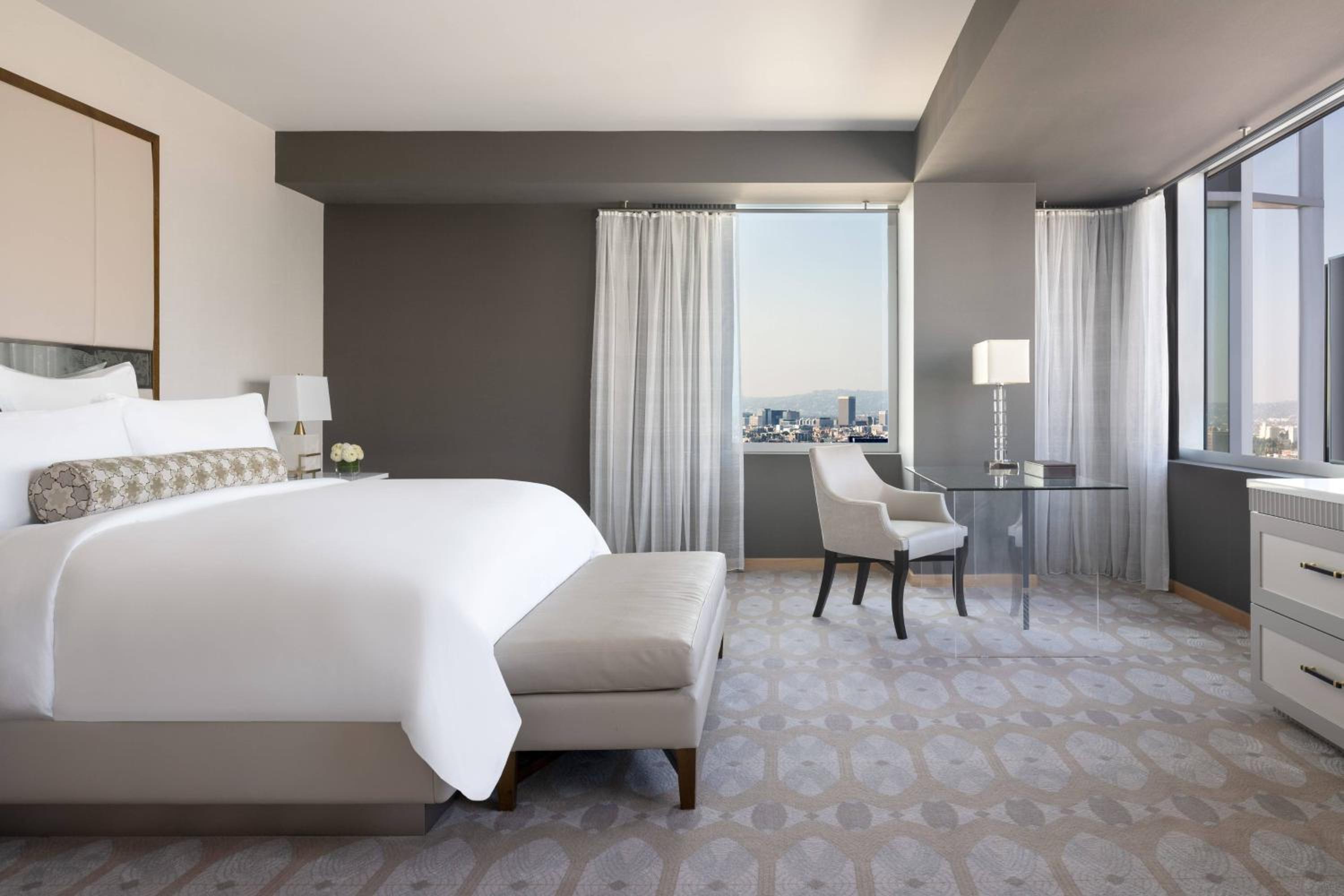 Executive Suite, Club Lounge Access