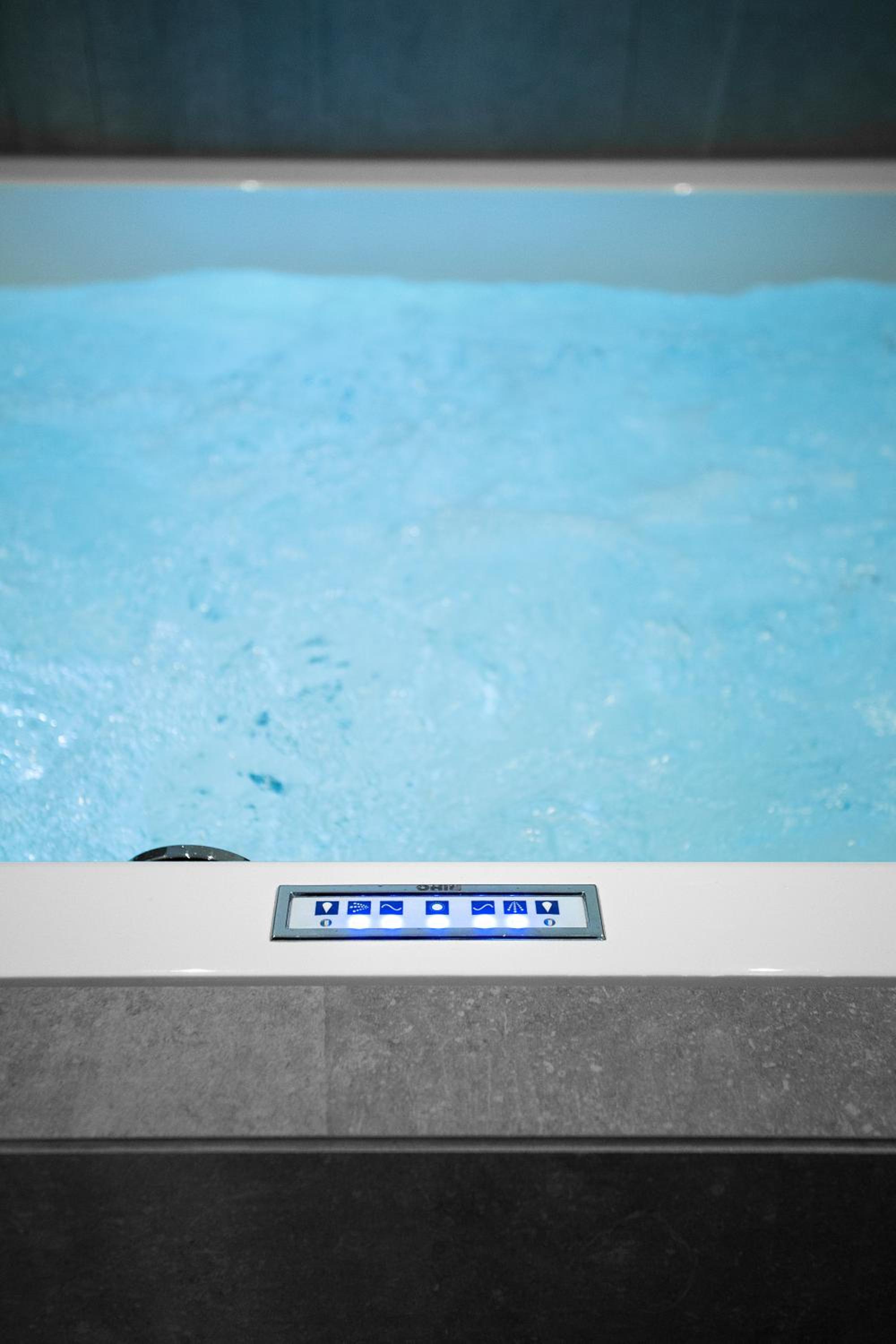 Queen Room with Hot Tub