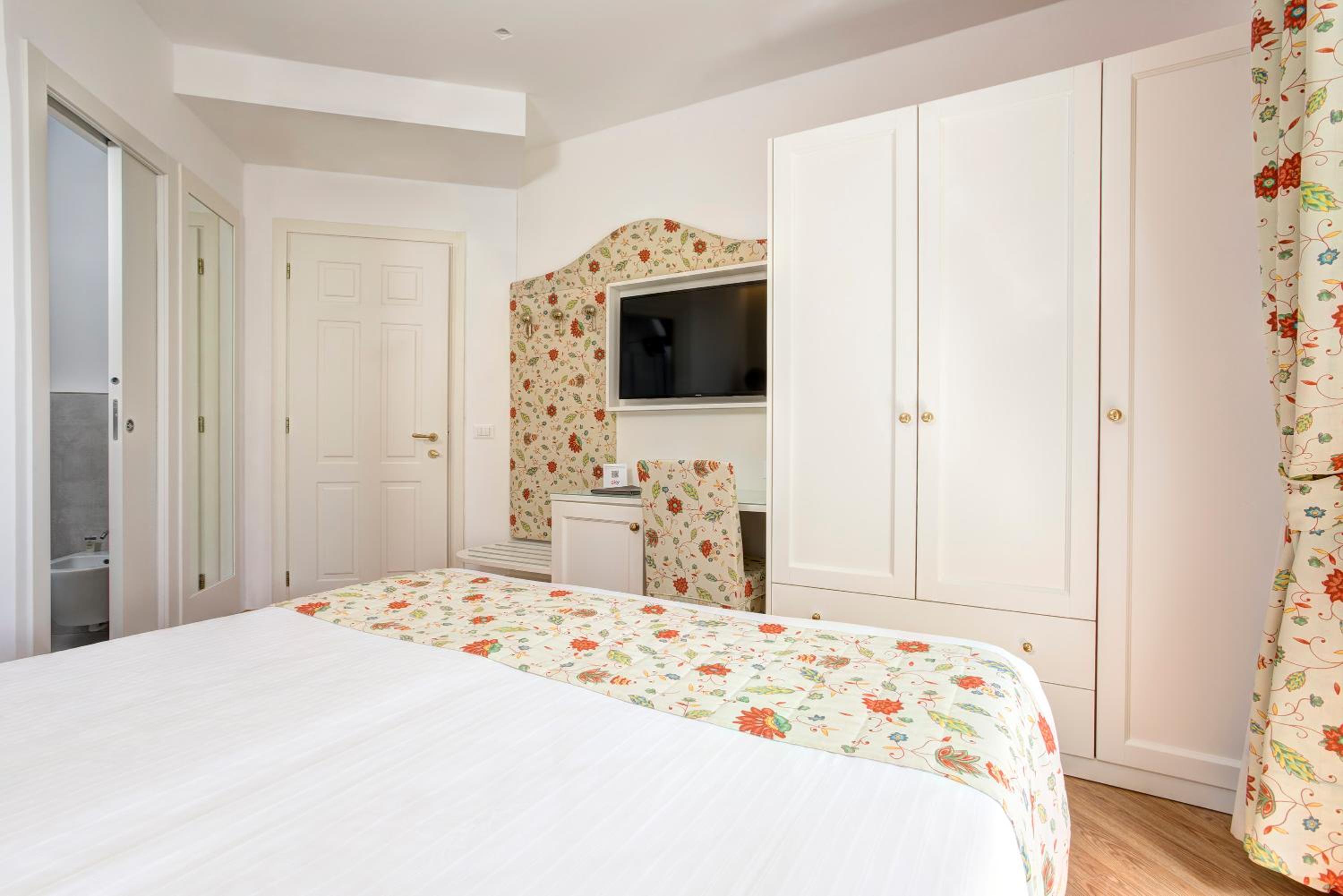 Double Room With Partial Sea View