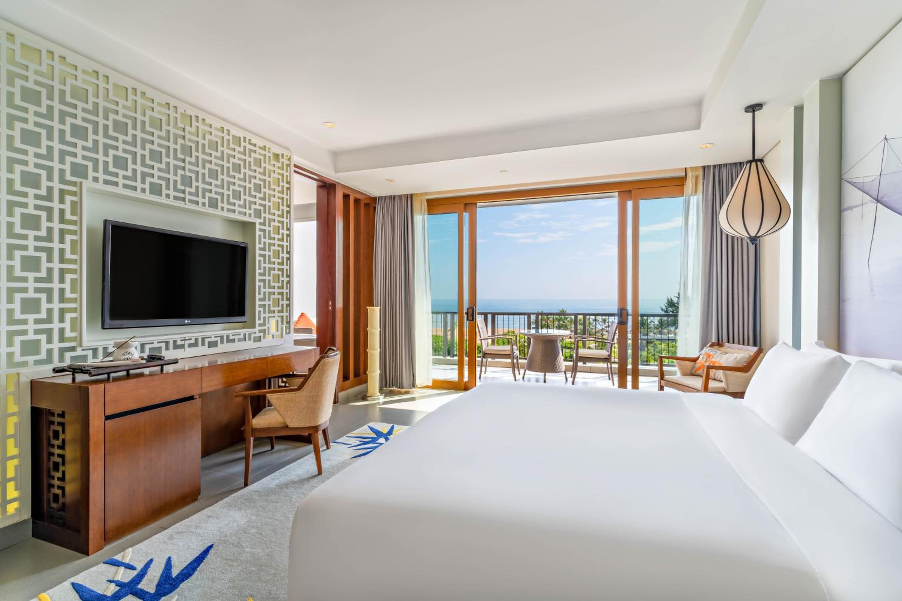 Grand King Room with Balcony and Sea View