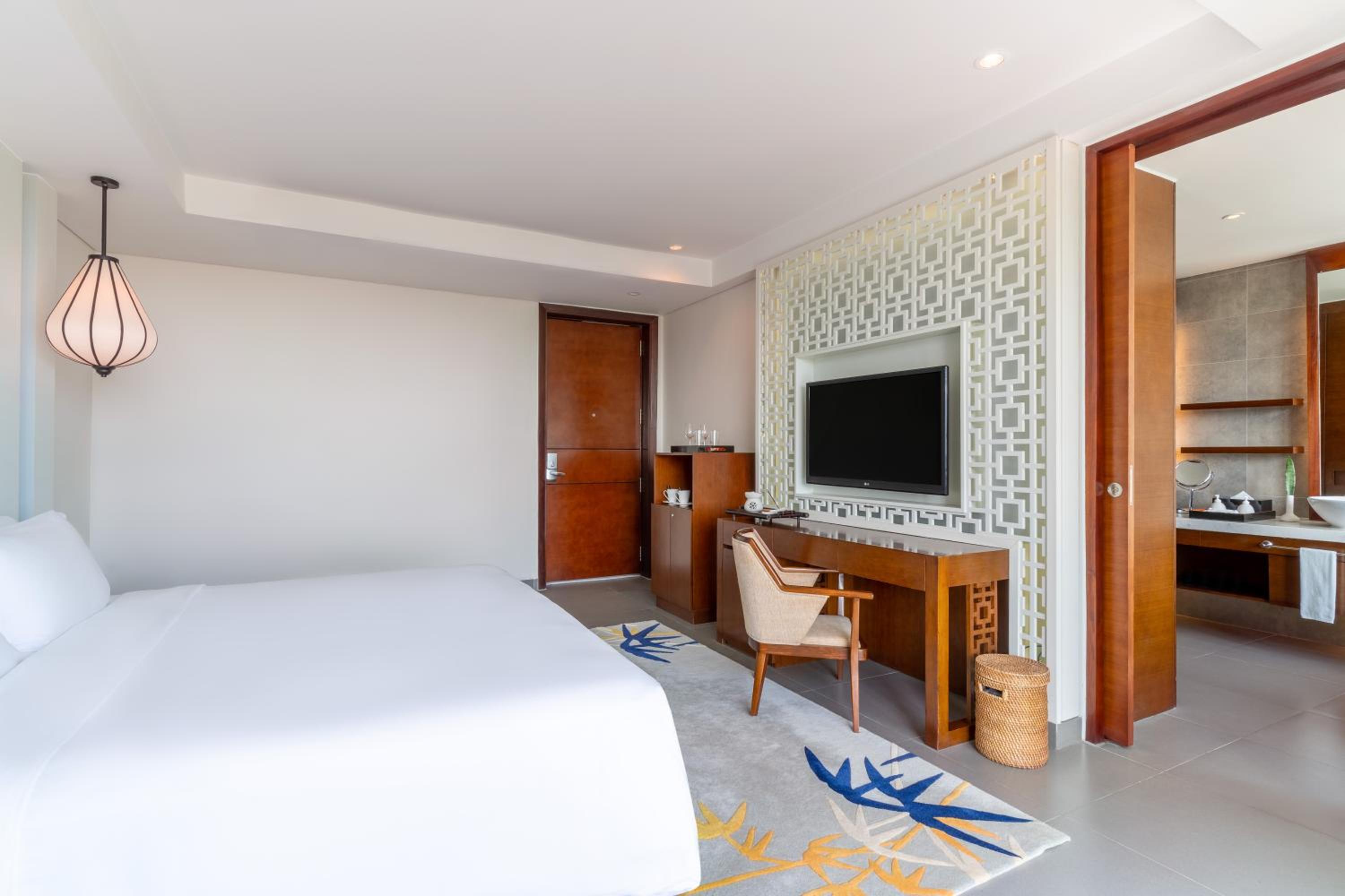 Grand King Room with Balcony and Sea View