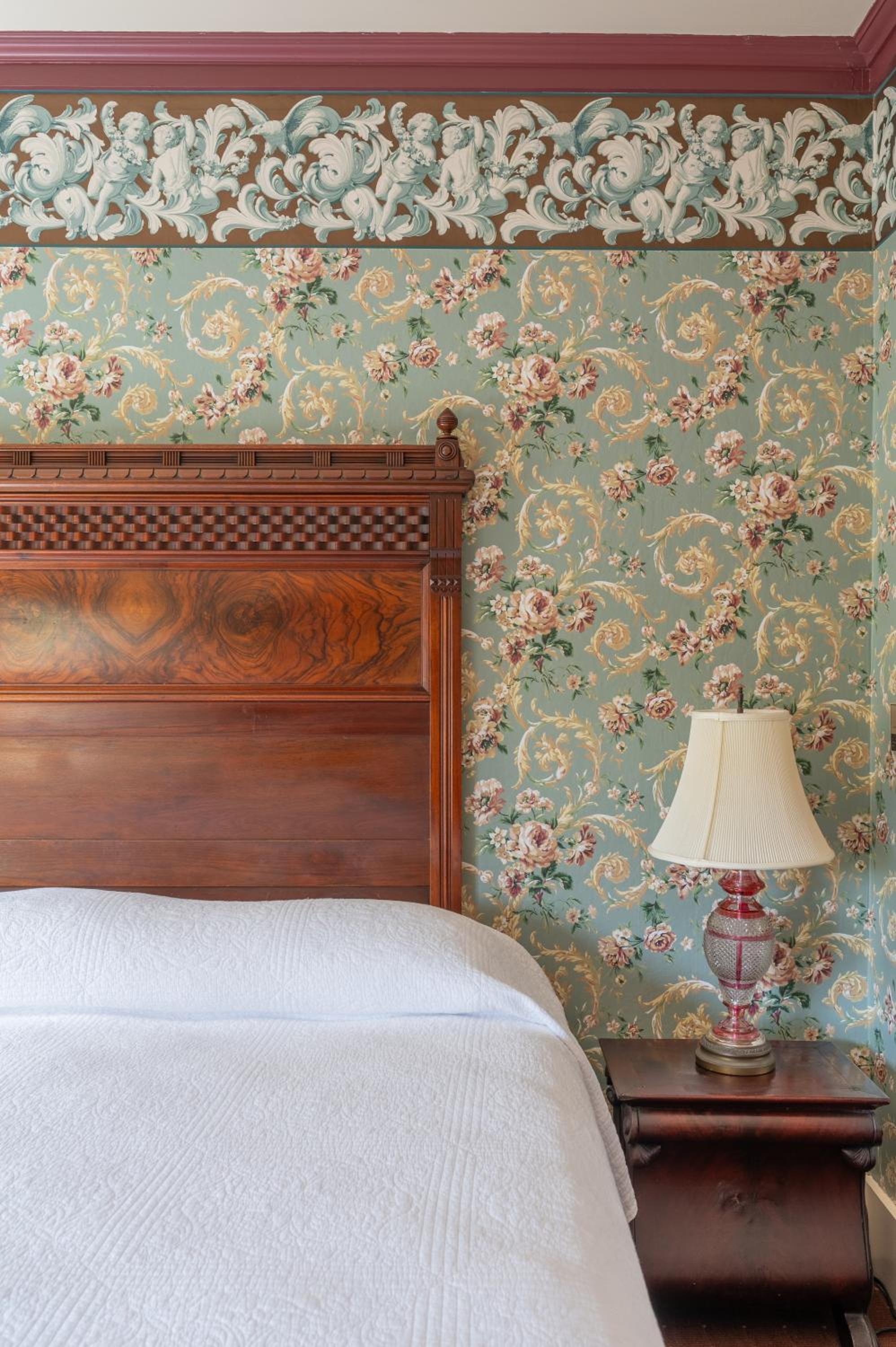King Room with Fireplace and Garden View 
