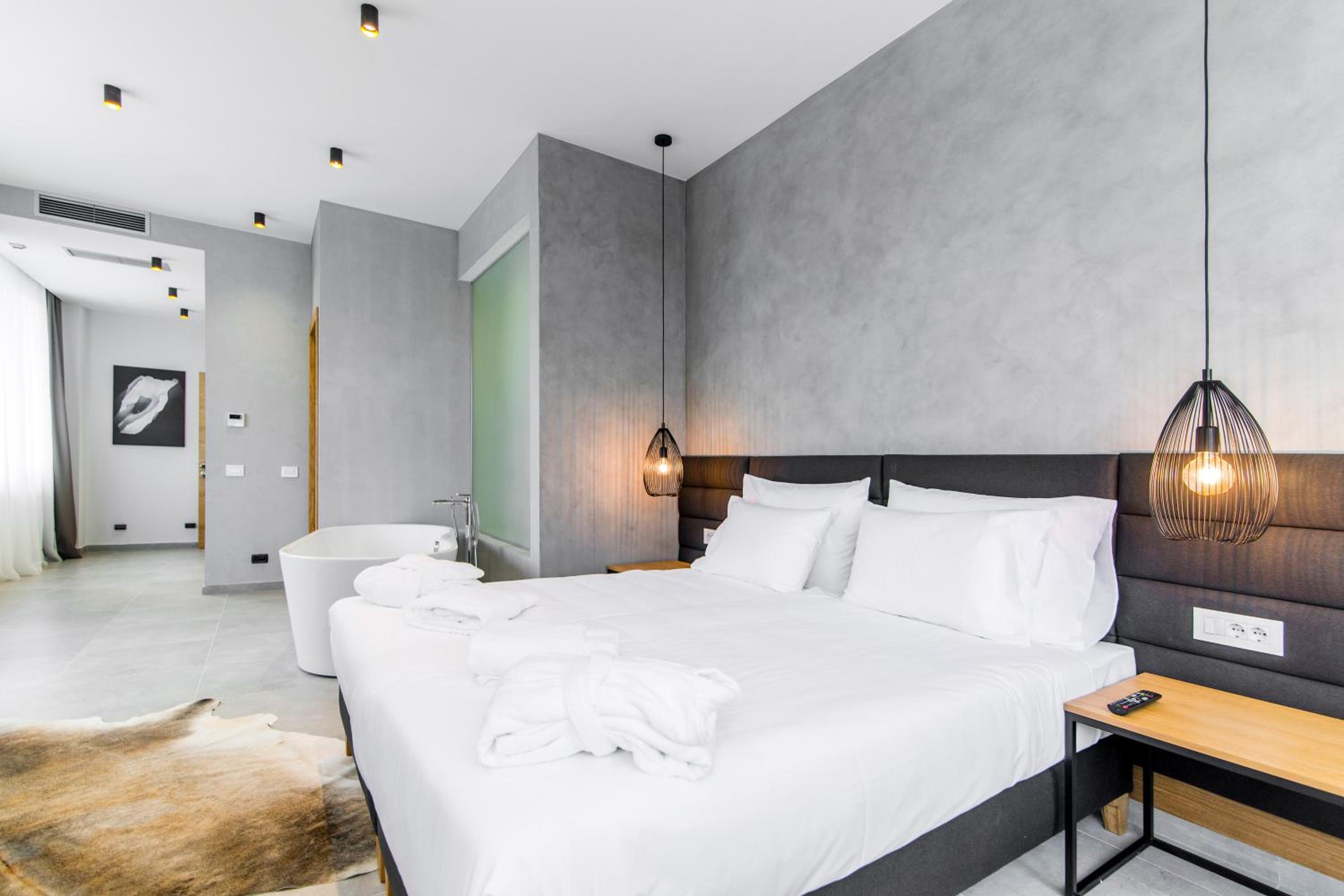 Deluxe Suite with Spa Bath