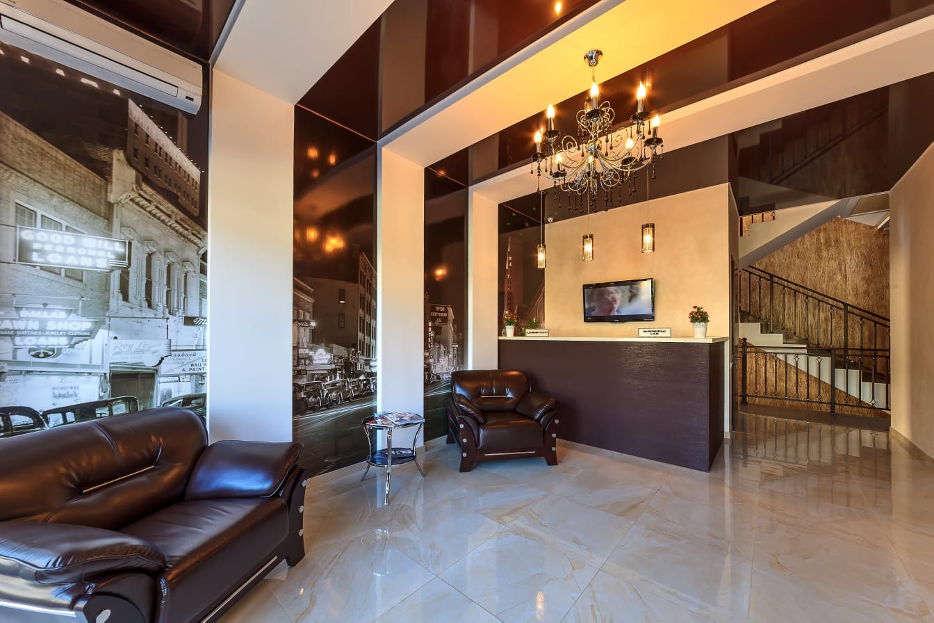 Комфорт с французским балконом и видом на горы, одной 2хспальной или двумя односпальными кроватями.