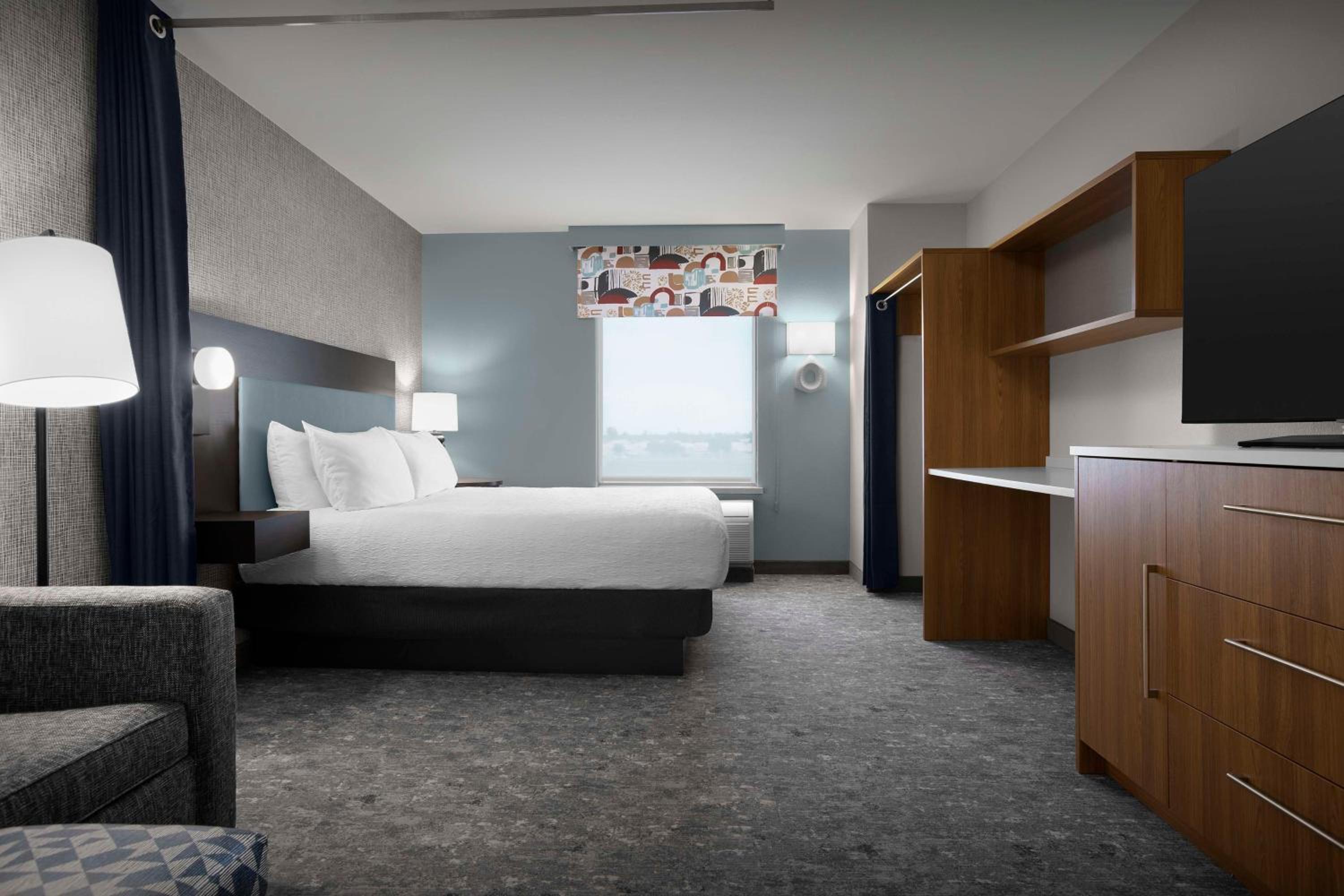 King Studio with Accessible Bathtub