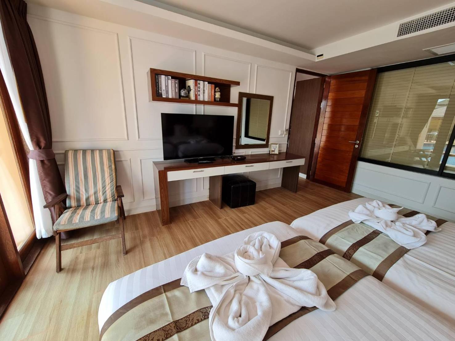 Suite with Pool View