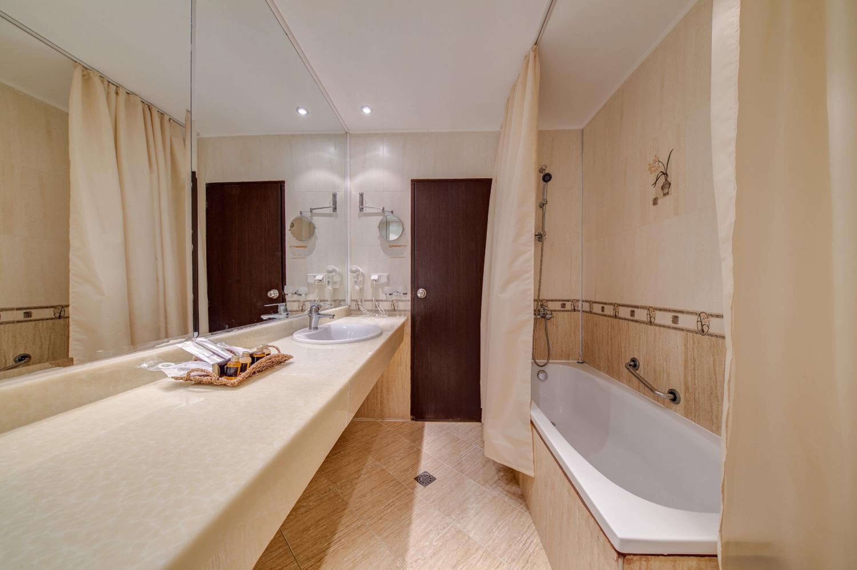  Studio (2 Adults + 1 Child) 