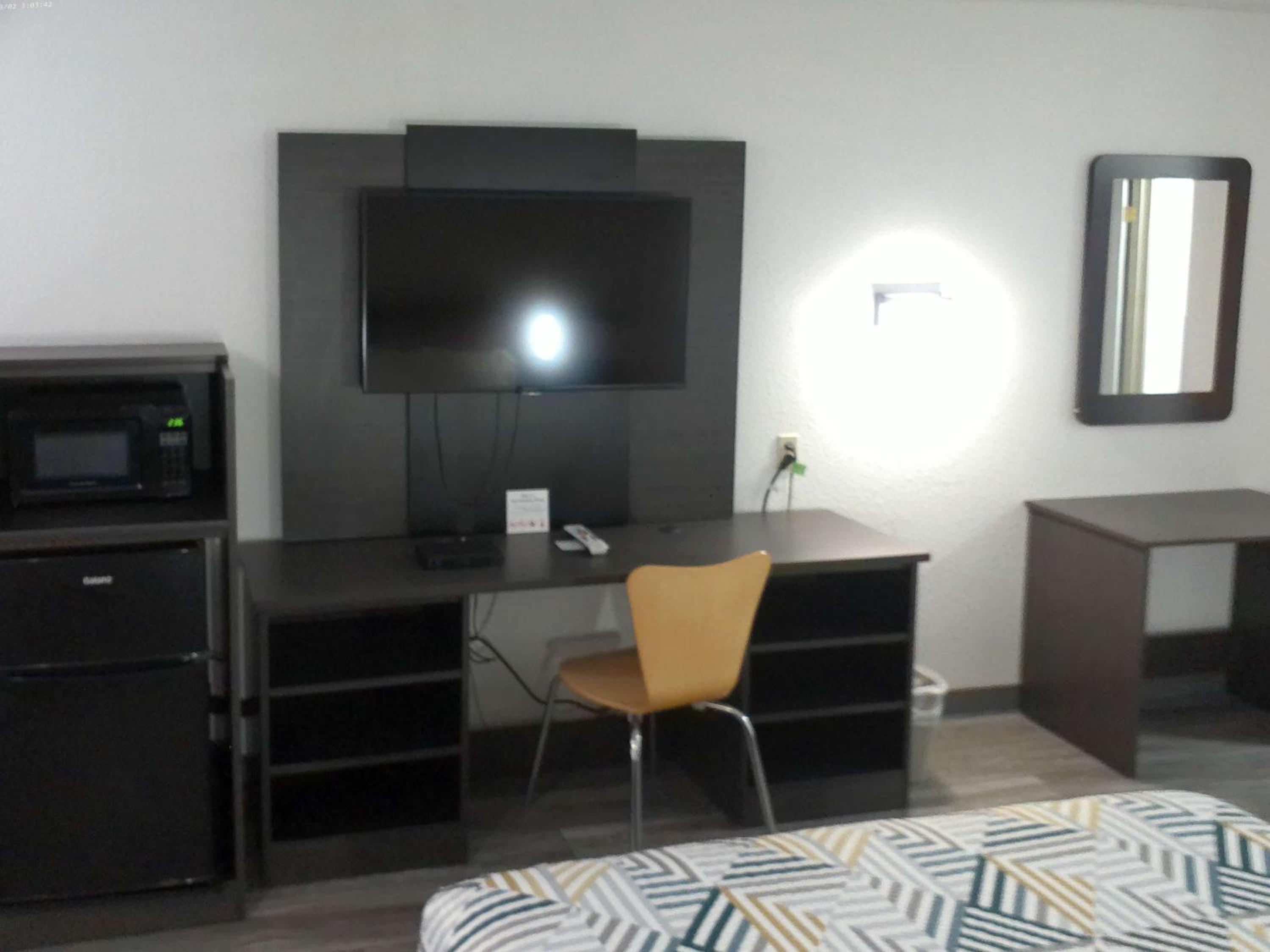 Queen Room - Disability Access - Non-Smoking