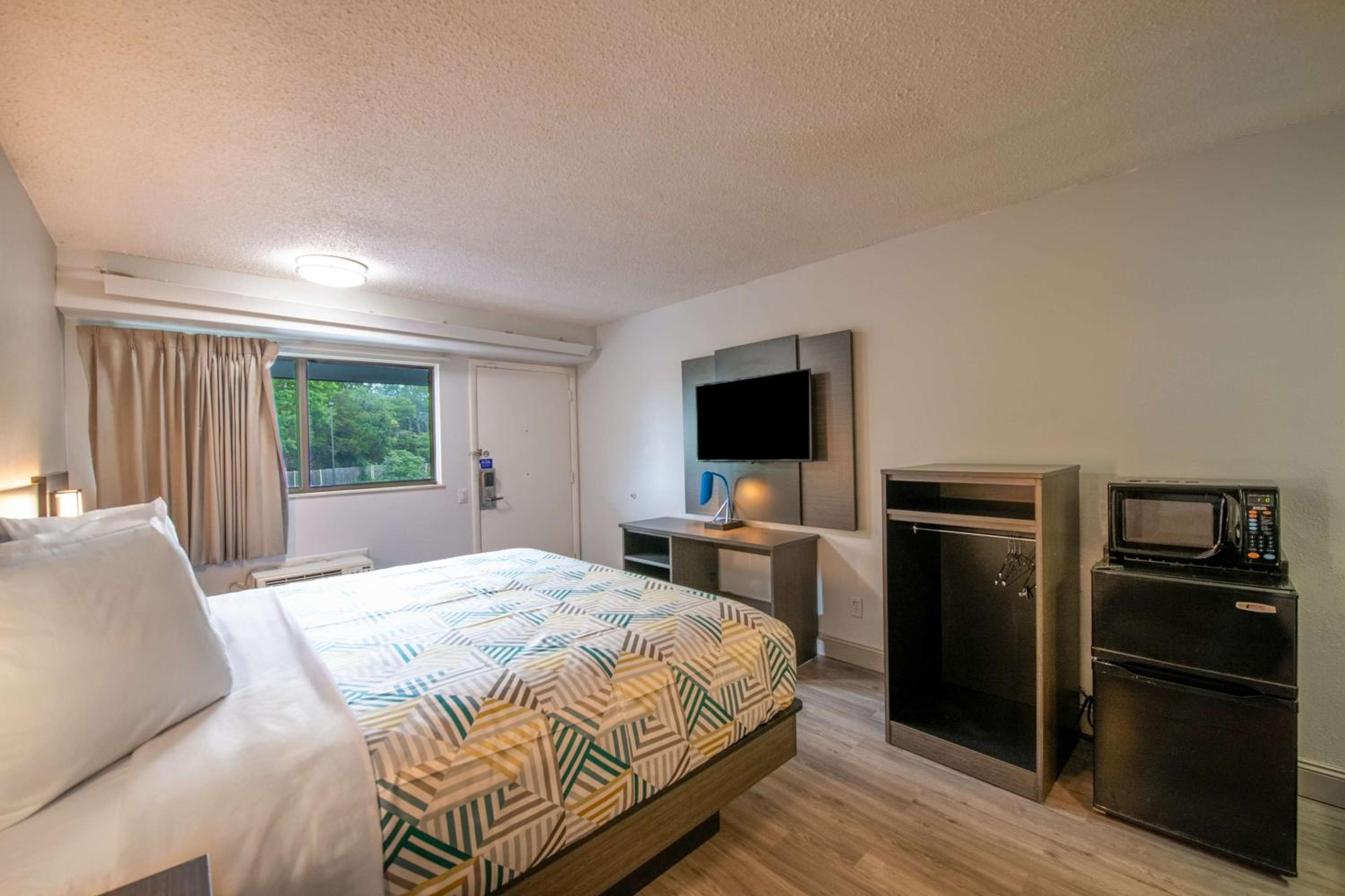 King Room - Disability Access - Non-Smoking