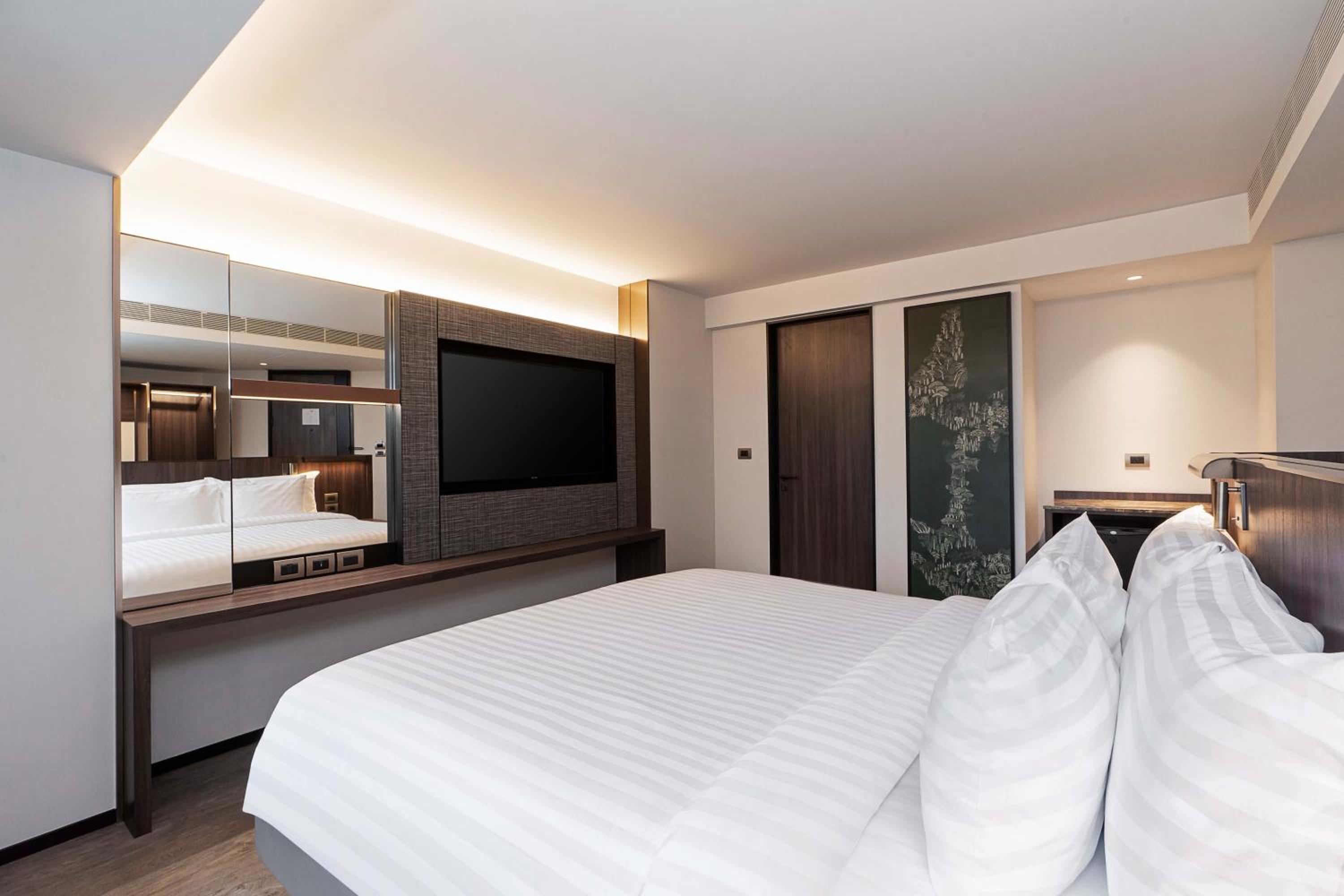 Deluxe Pool View King Room 